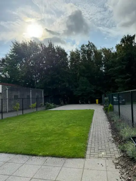 Ruime gerenoveerde woning in hartje Essen foto 33