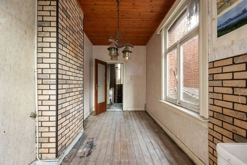 Verrassend ruime te renoveren woning met zonnige tuin foto 12