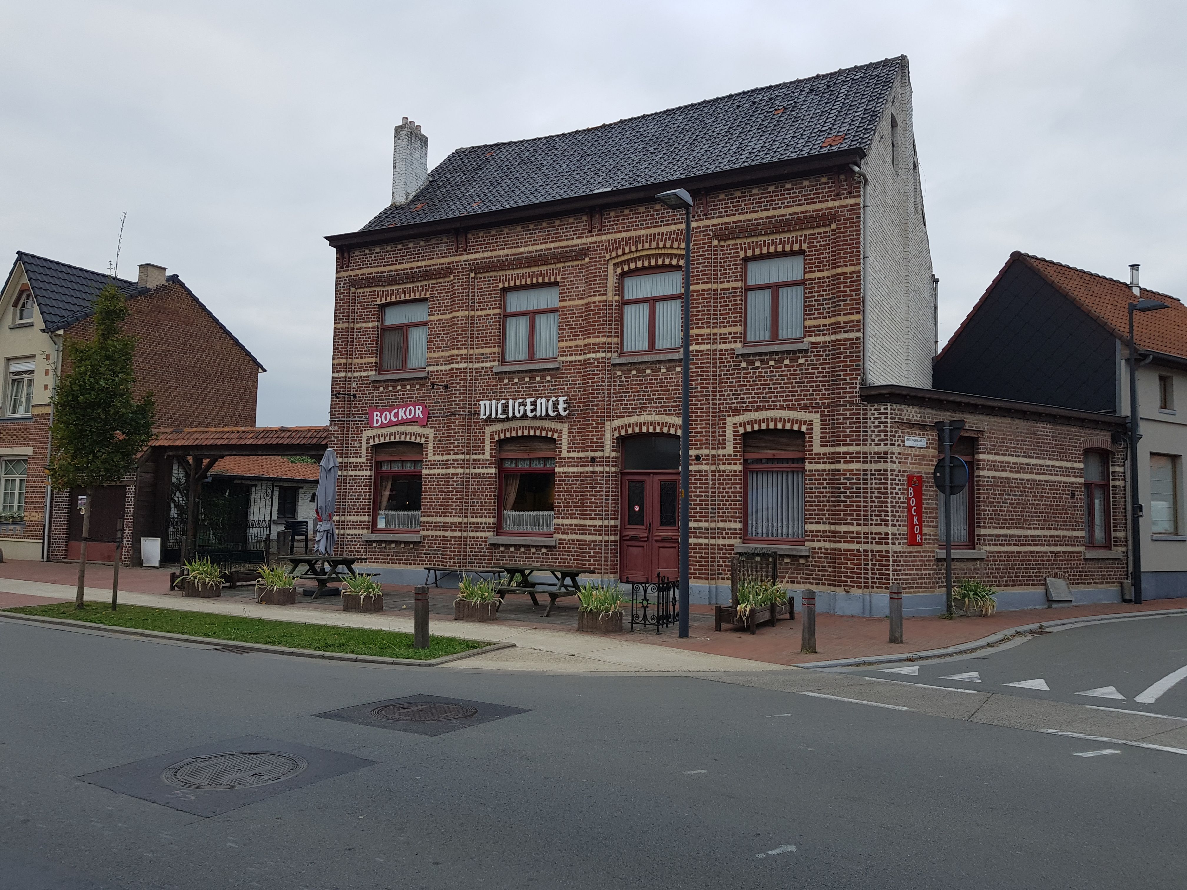 Voormalig café met feestzaal te koop voor nieuwe ontwikkeling en/of renovatie foto 1