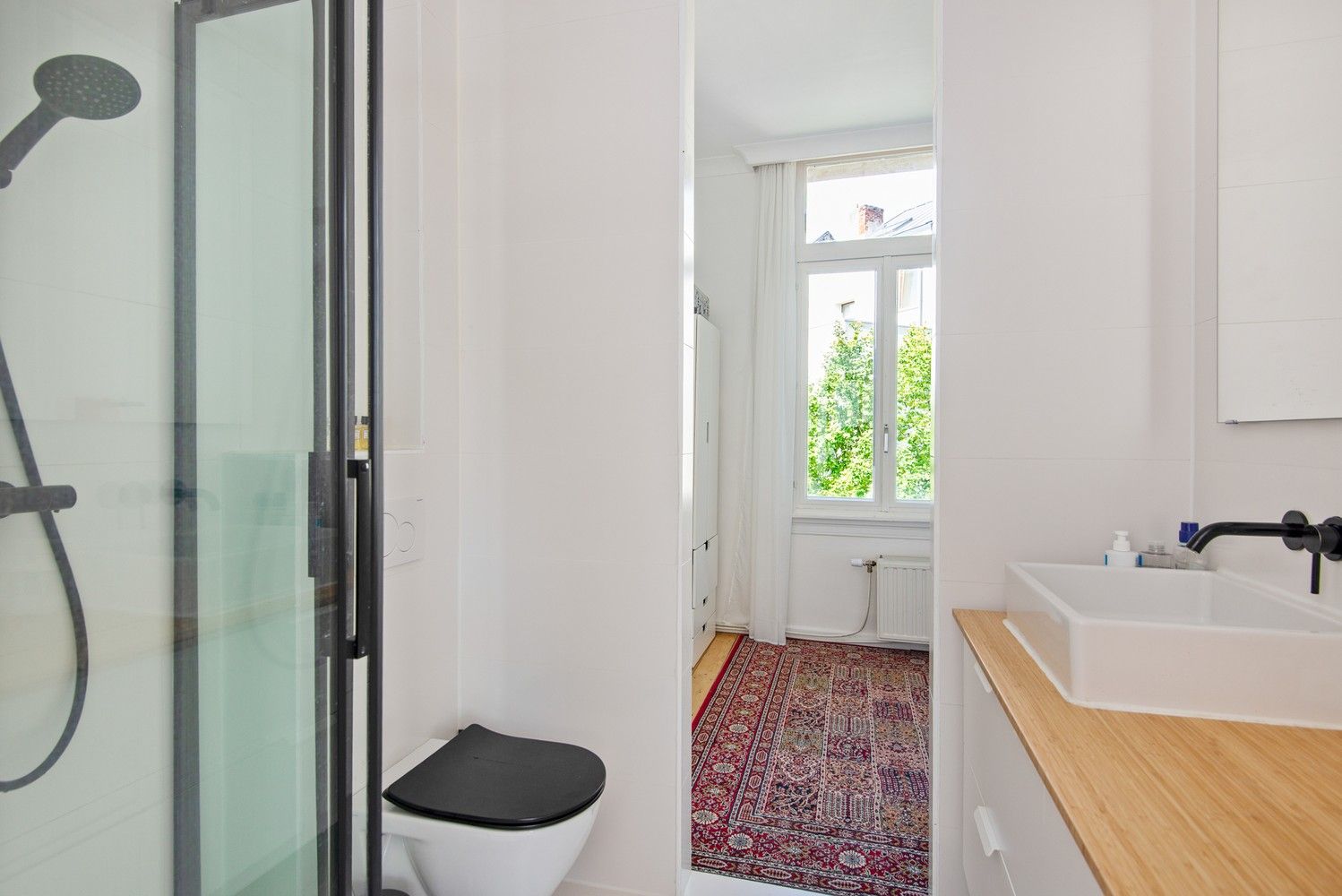 Karaktervol herenhuis met 3 slaapkamers, 2 badkamers, terras en garage. foto 19
