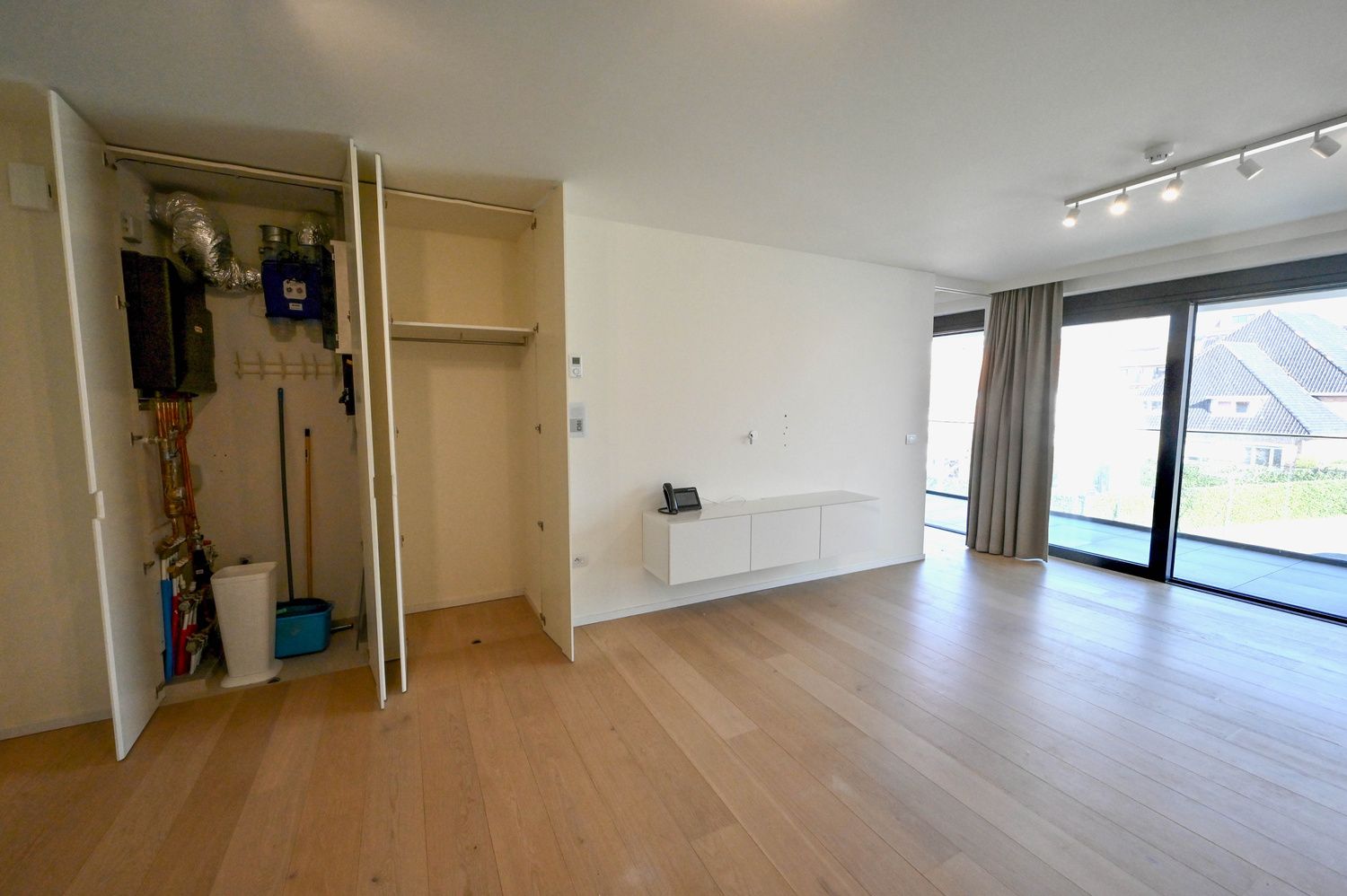 ONGEMEUBELD: SERVICEFLAT: Lichtrijk 1-slaapkamer appartement nabij de Konings & Lippenslaan in de Residentie Cypres. foto 5