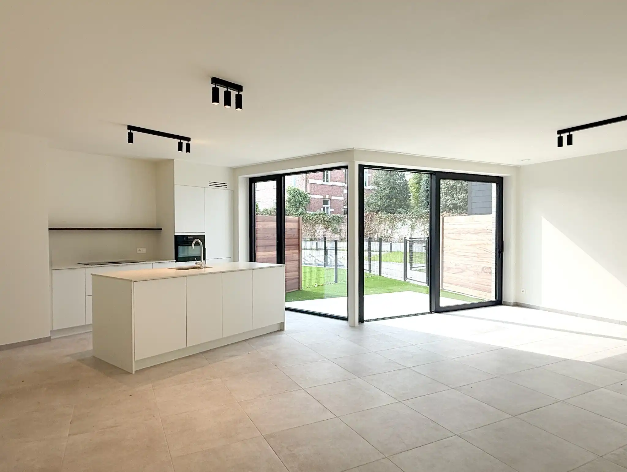 Gelijkvloers nieuwbouwappartement met tuin en twee slaapkamers foto {{pictureIndex}}