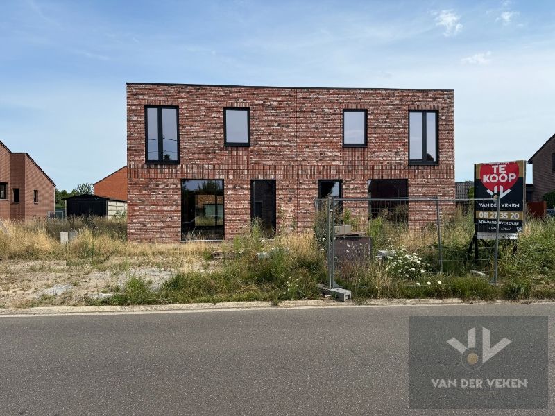 Rustig en centraal gelegen half open BEN-woning met 3 slaapkamers foto {{pictureIndex}}