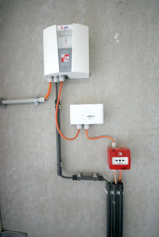 Goed geïsoleerde (vorstvrij) NB OPSLAGRUIMTE (288m²) TE HUUR, inclusief 3 private parkeerplaatsen voor de deur op industriezone te Aalter. foto 4