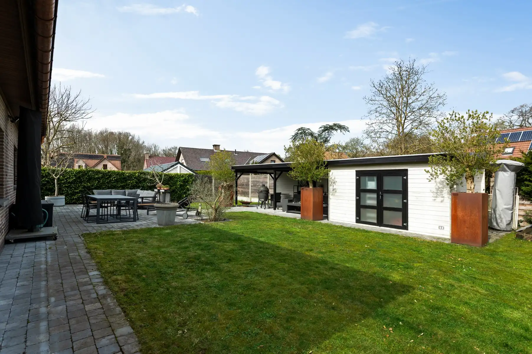 Uitstekend gelegen woning met dubbele garage foto 3