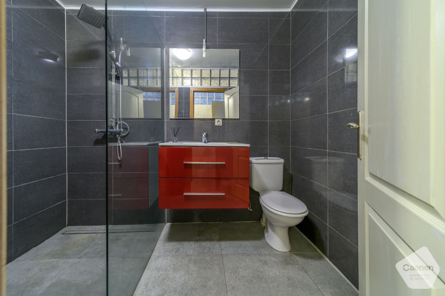 Ontdek deze ruime en gezellige rijwoning met een uiterst centrale ligging! foto 12