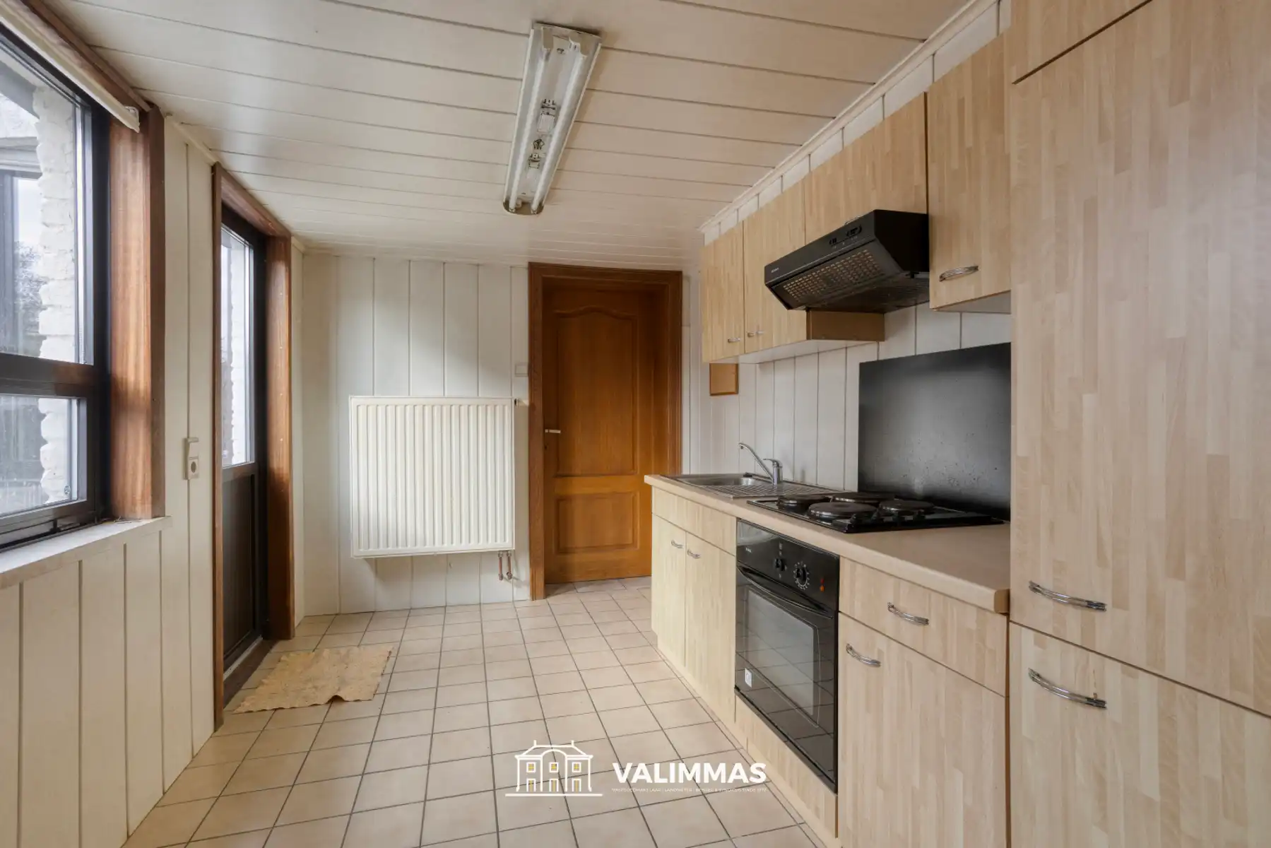 Een driegevelwoning met garage en grote tuin, op ± 26 are ! foto 9
