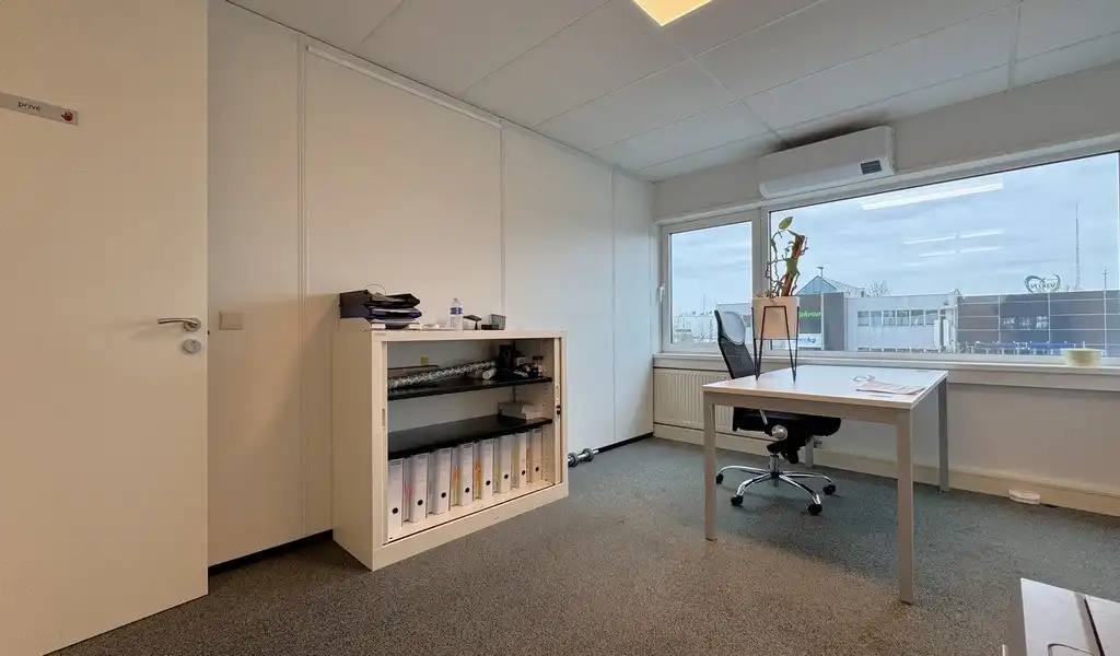 Instapklaar kantoor te huur nabij E313/E34 te Wommelgem foto 12