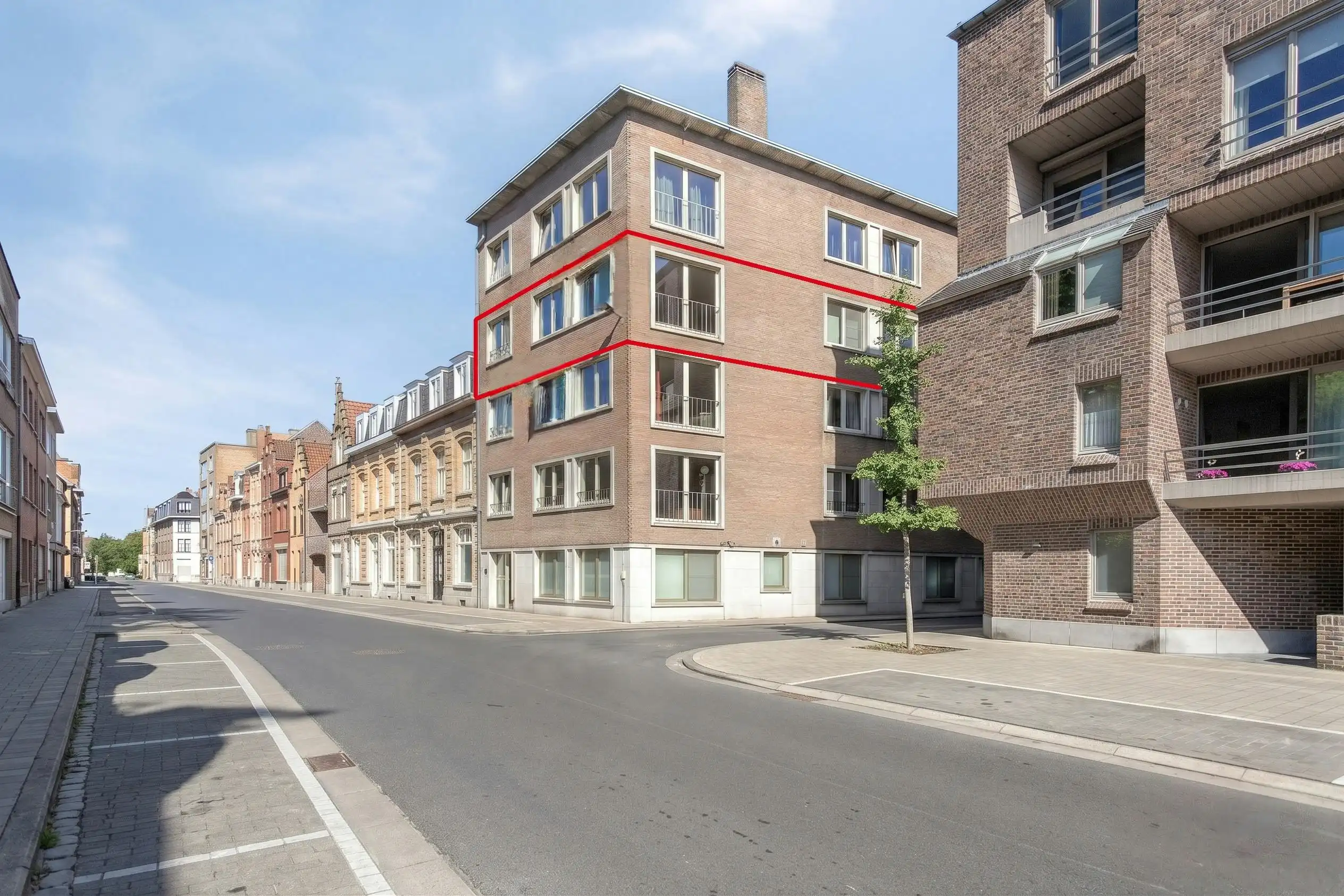 Ruim en lichtrijk appartement met 3 slaapkamers en uniek terras in Ieper foto {{pictureIndex}}
