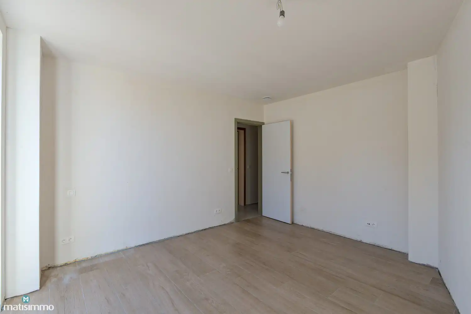 INSTAPKLAAR NIEUWBOUW GELIJKVLOERSAPPARTEMENT MET RUIM TERRAS, BUITENBERGING EN CARPORT IN HET HARTJE VAN HOESELT foto 12