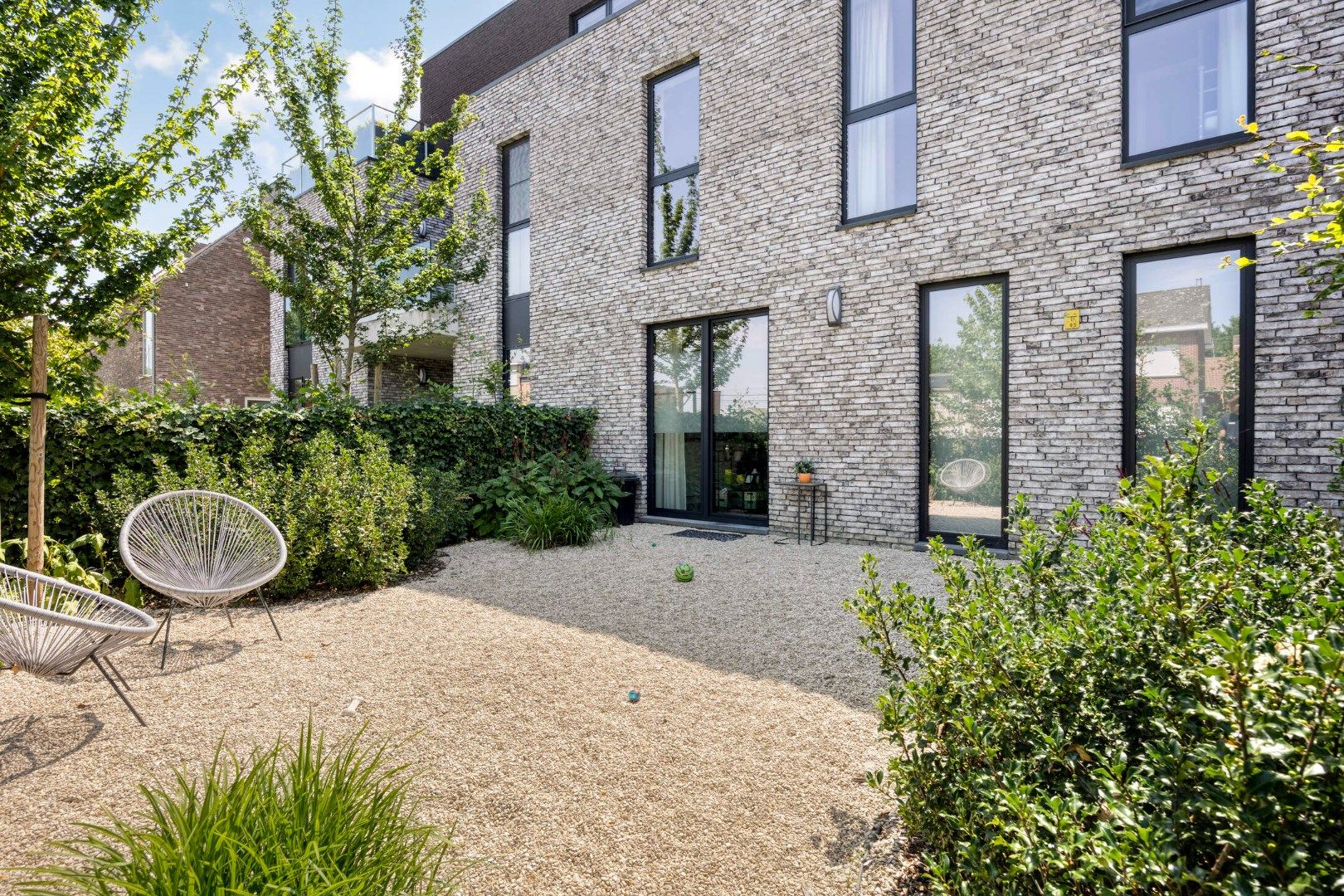 Recent gelijkvloers duplex appartement met 2 slpks, tuin, terras, kelderberging en carport ! foto 9