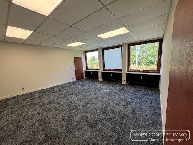 Kantoor 7 te huur, dichtbij ring van Kortrijk en autosnelwegen foto {{pictureIndex}}