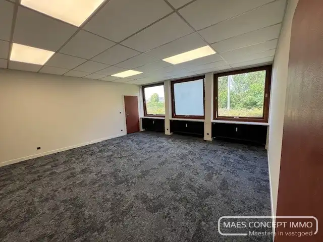 Kantoor 7 te huur, dichtbij ring van Kortrijk en autosnelwegen foto {{pictureIndex}}
