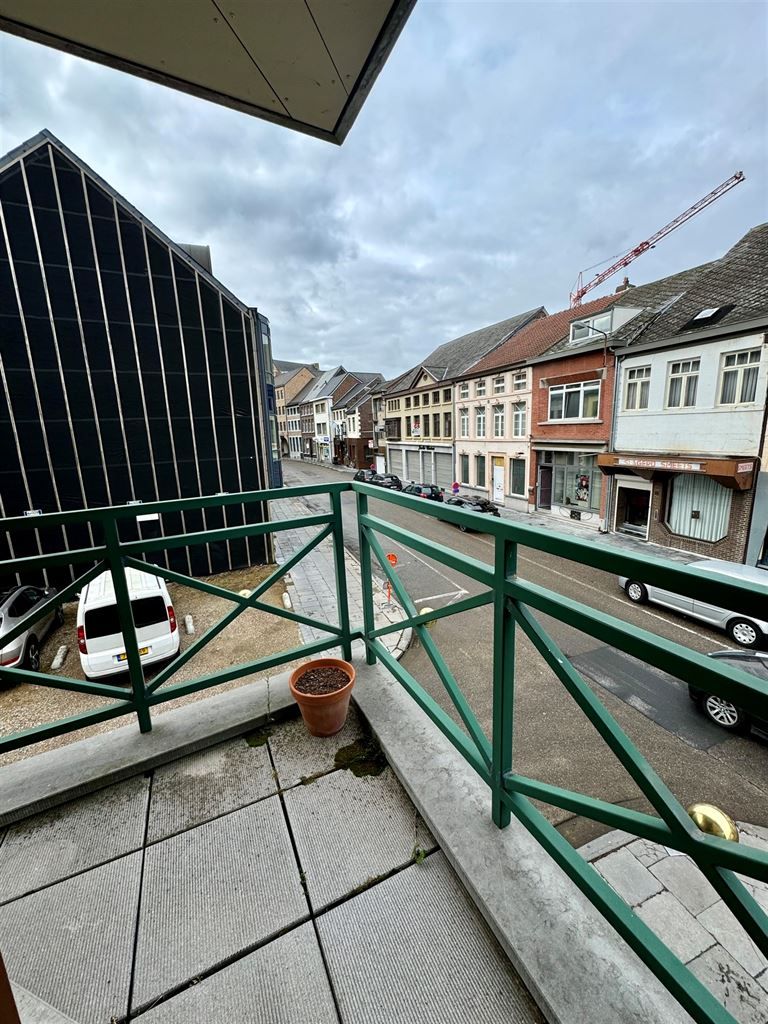 Zeer ruim, bemeubeld 2-slaapkamer gelegen op de eerste verdieping in het centrum van Maaseik, nabij de markt. foto 4