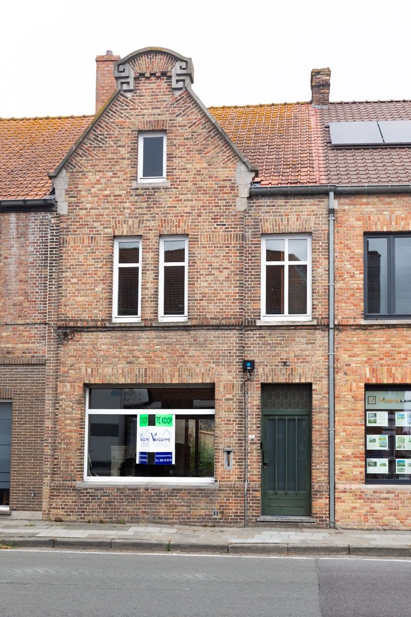 Hoofdfoto van de publicatie: Te moderniseren woning met 2 ruime slaapkamers (4 mogelijk) en tuin (terras), mogelijkheid om garage bij te kopen.