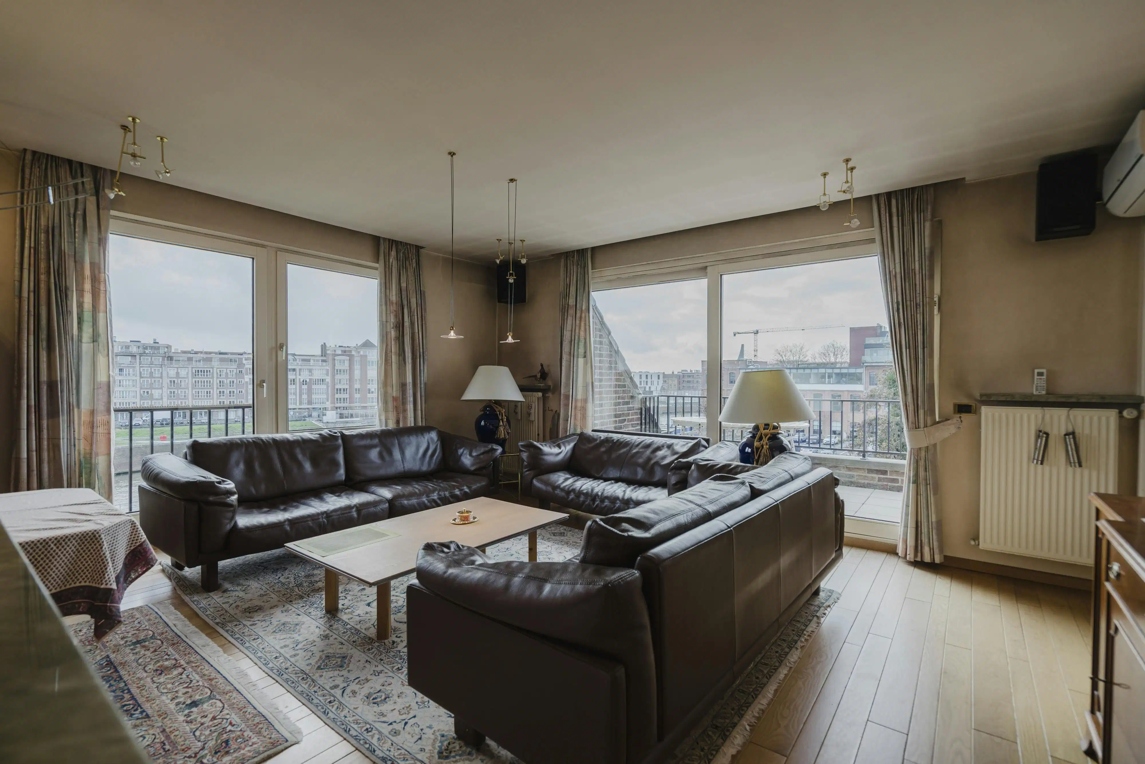 Ruim appartement met 3 slaapkamers en zicht op de Leie te koop in Kortrijk! foto 3