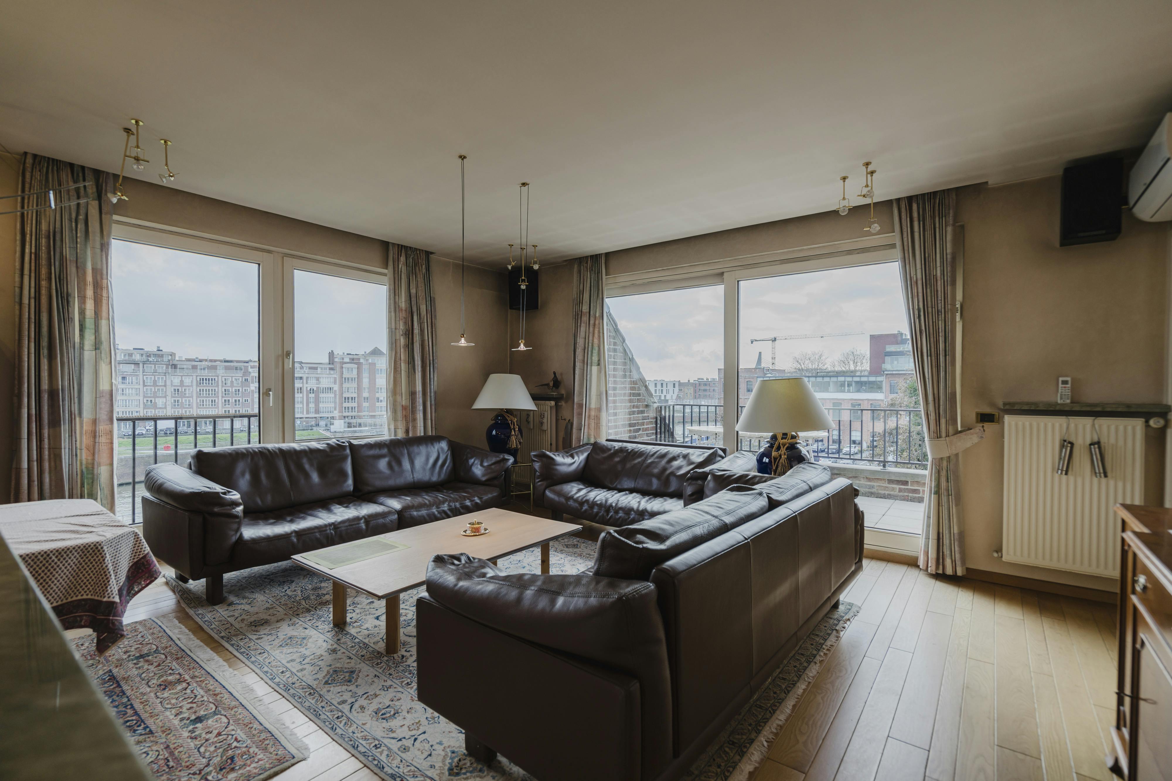 Ruim appartement met 3 slaapkamers en zicht op de Leie te koop in Kortrijk! foto 3