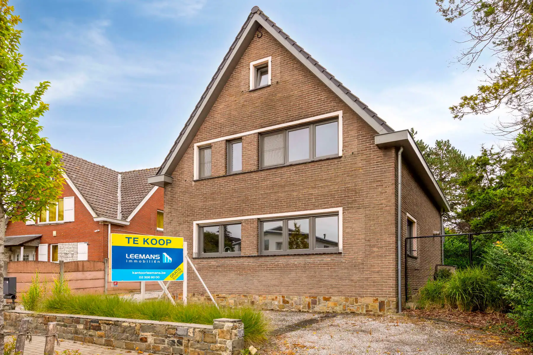 ZÉÉR GUNSTIG GELEGEN VILLA TE KOOP IN ZELLIK (EPC B) !!  foto {{pictureIndex}}