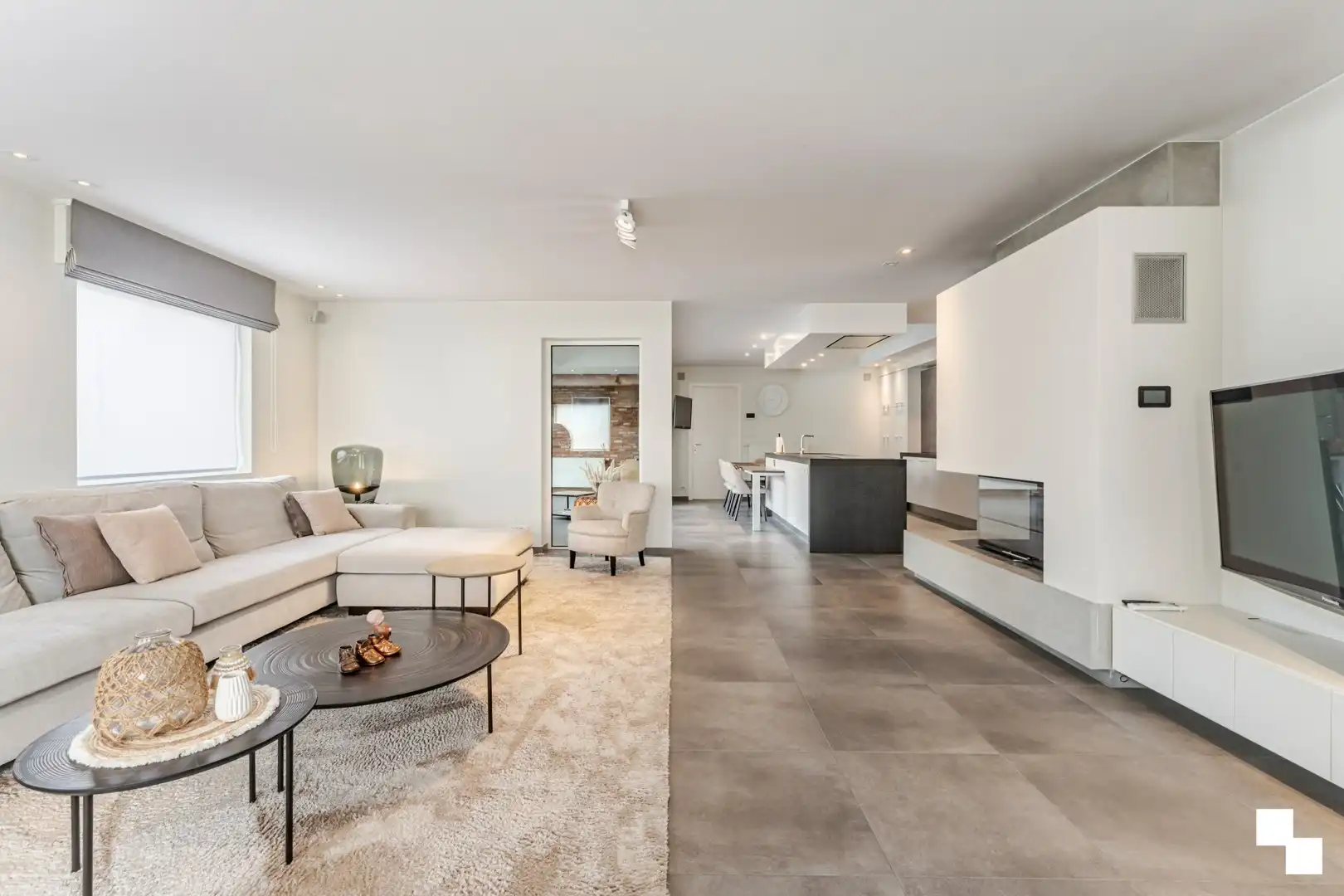 Veelzijdige eigendom met recente woning en heel wat opslagmogelijkheden te Lendelede foto 4