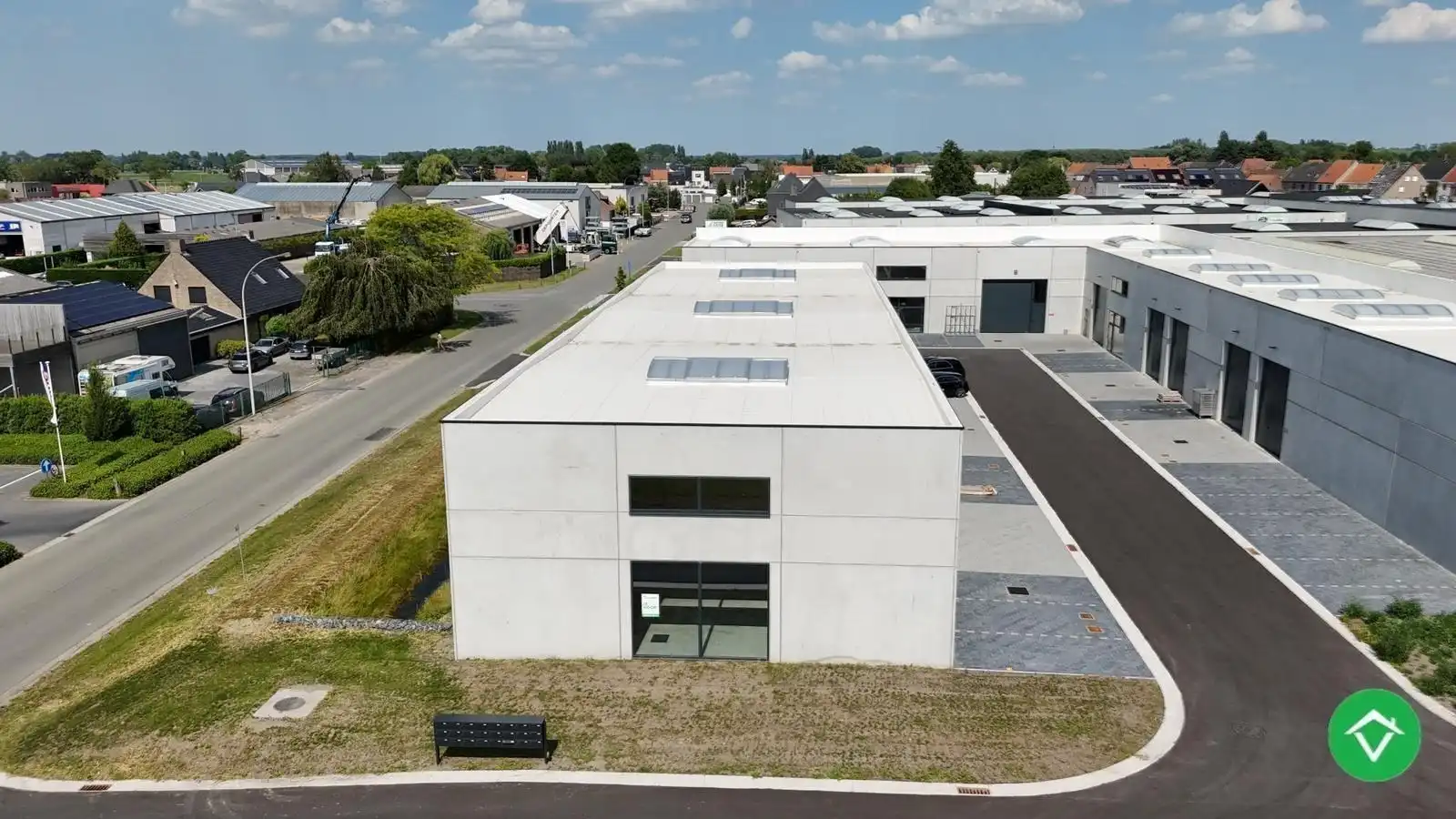 Loods te koop – 225 m² met 3 parkeerplaatsen inbegrepen op de industriezone te Ichtegem foto 4