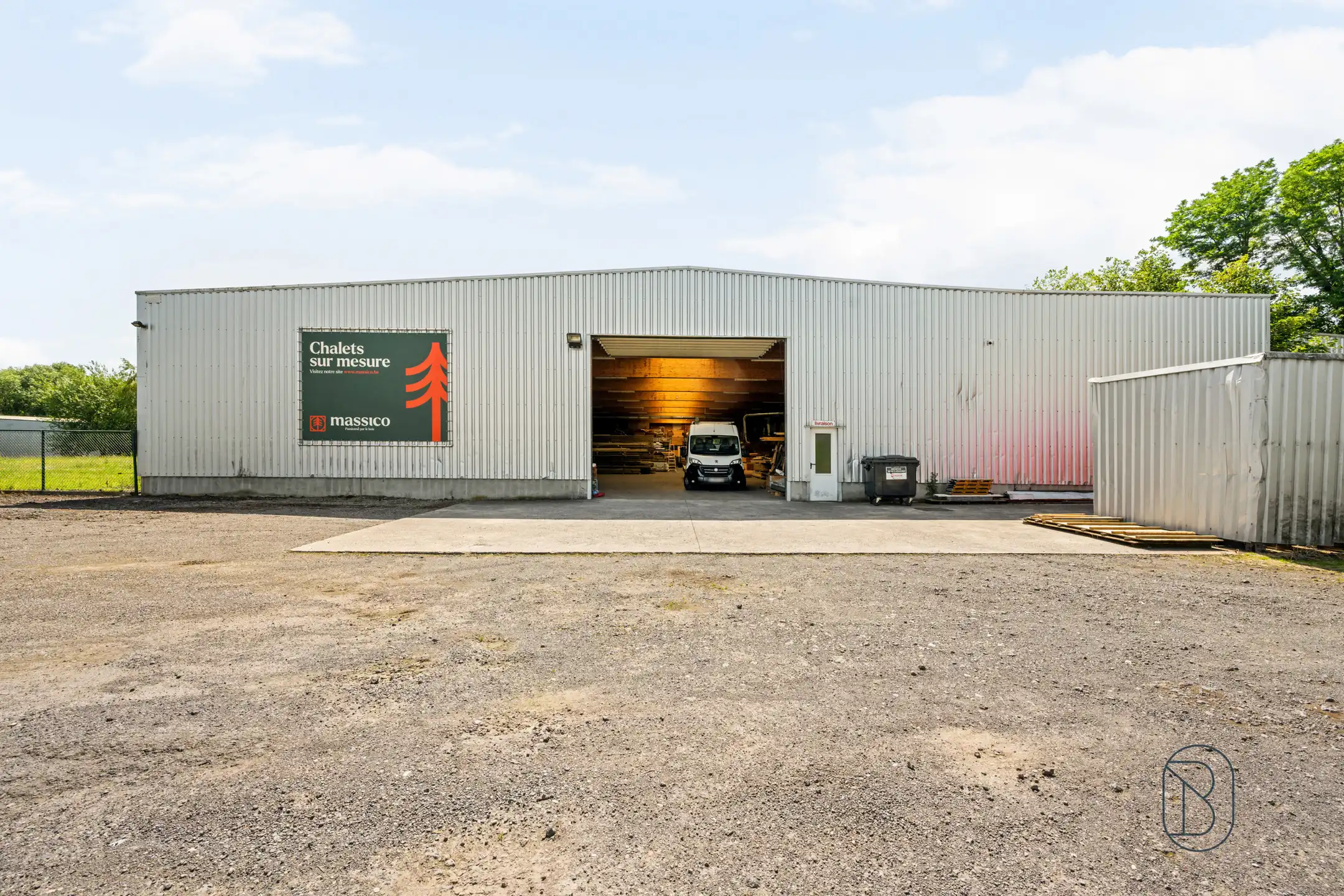 Loods met appartement + studio op 1,45 hectare foto 3