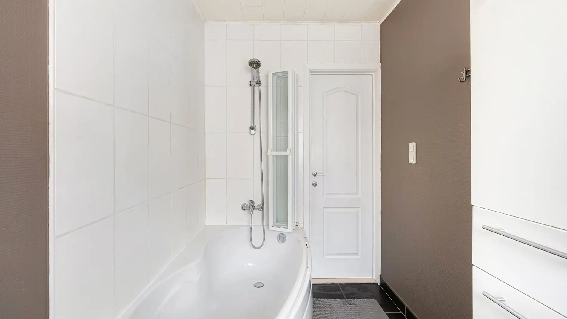 Instapklare woning met zonnige tuin in het centrum van Heist foto 24