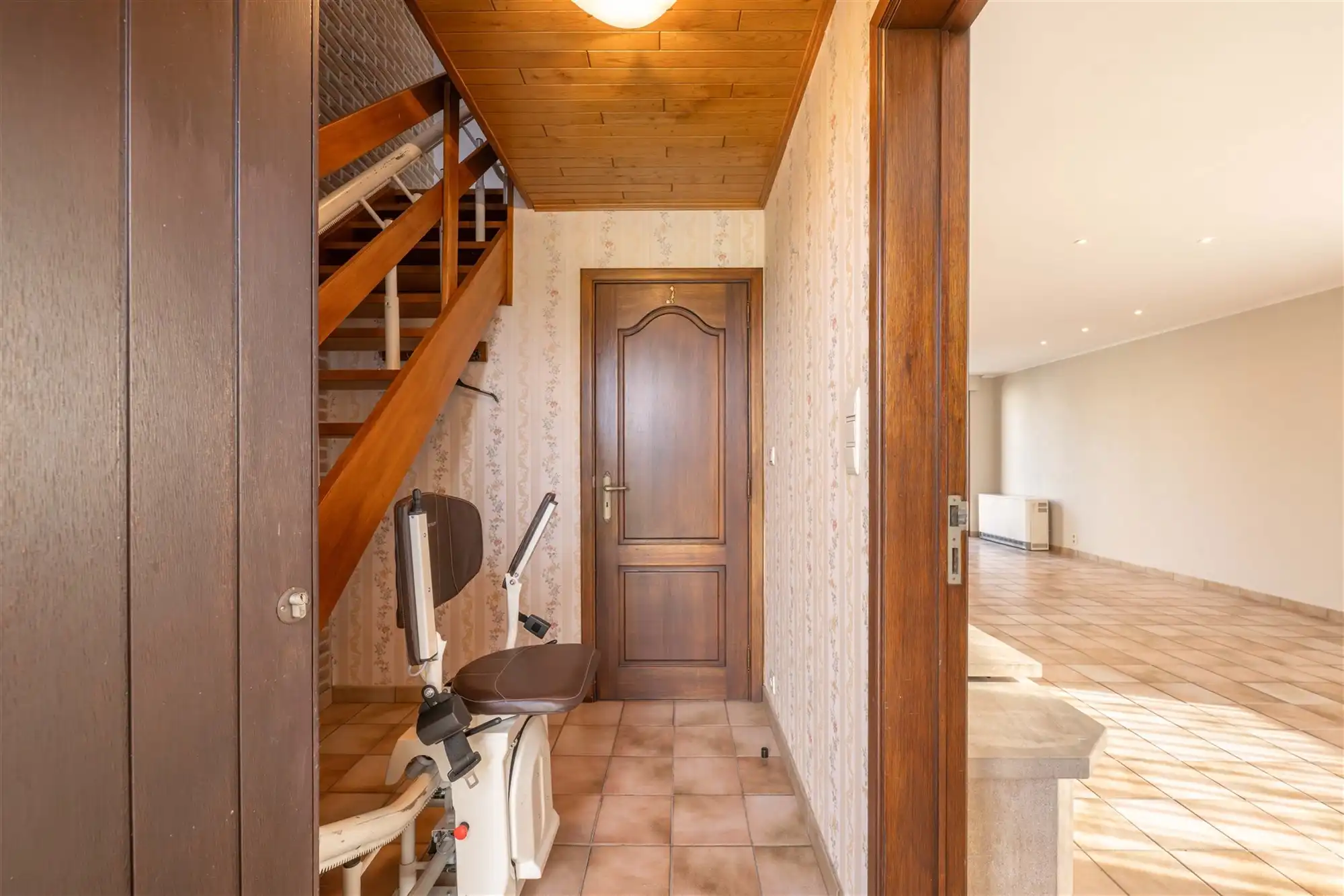 Kloeke halfopen woning met 2 garages en tuin foto 3