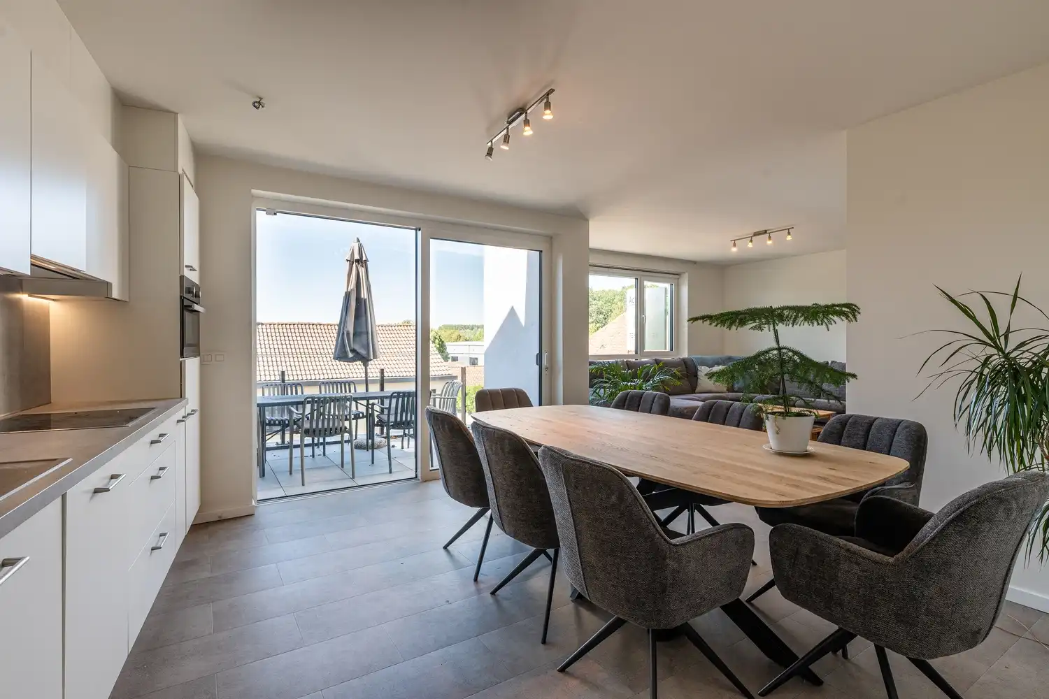 Modern appartement met ruim terras én garage in Sint-Jan-in-Eremo foto 8