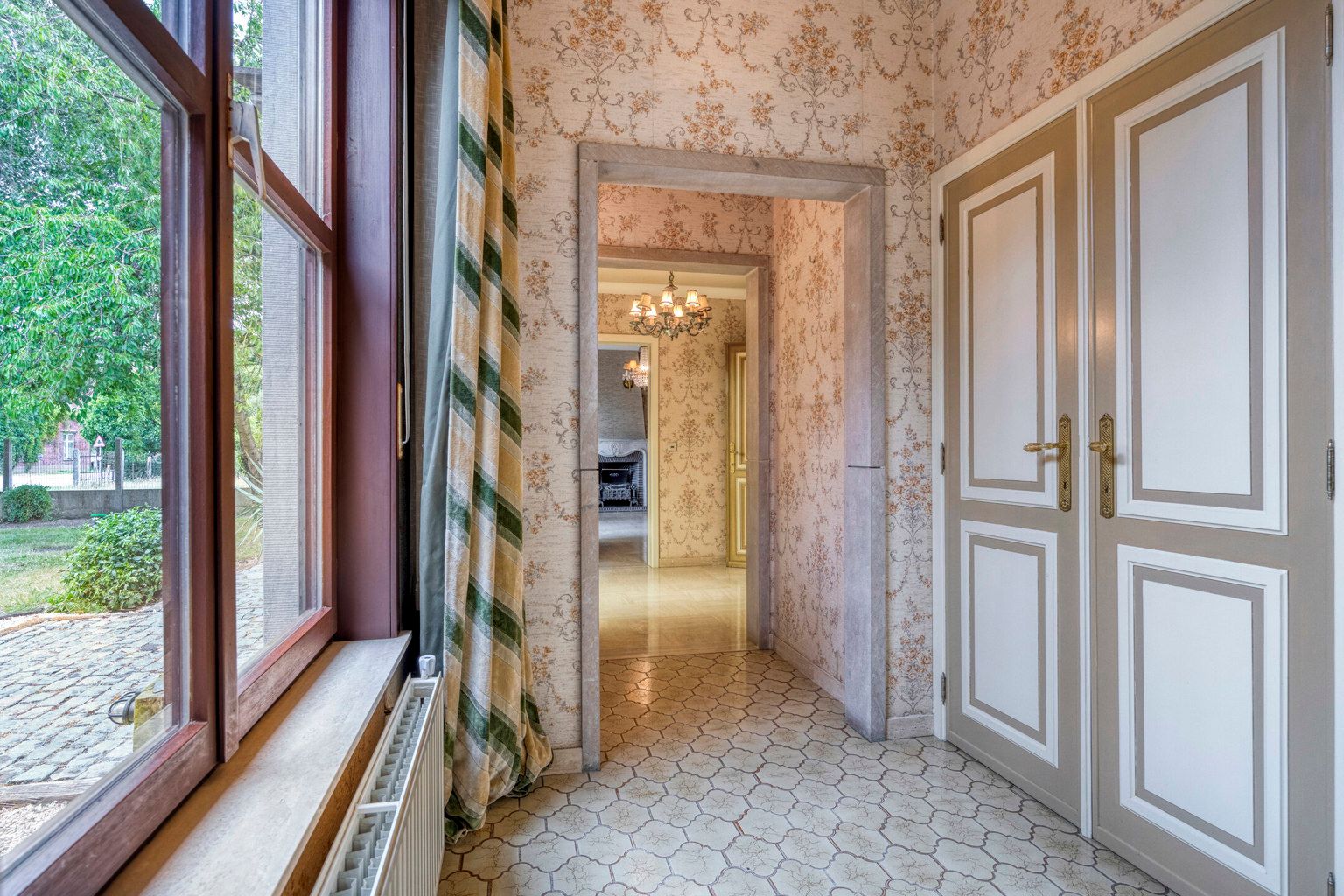 STATIGE VILLA VOOR PRIVE OF VRIJ BEROEP MET RUIME TUIN  foto 2