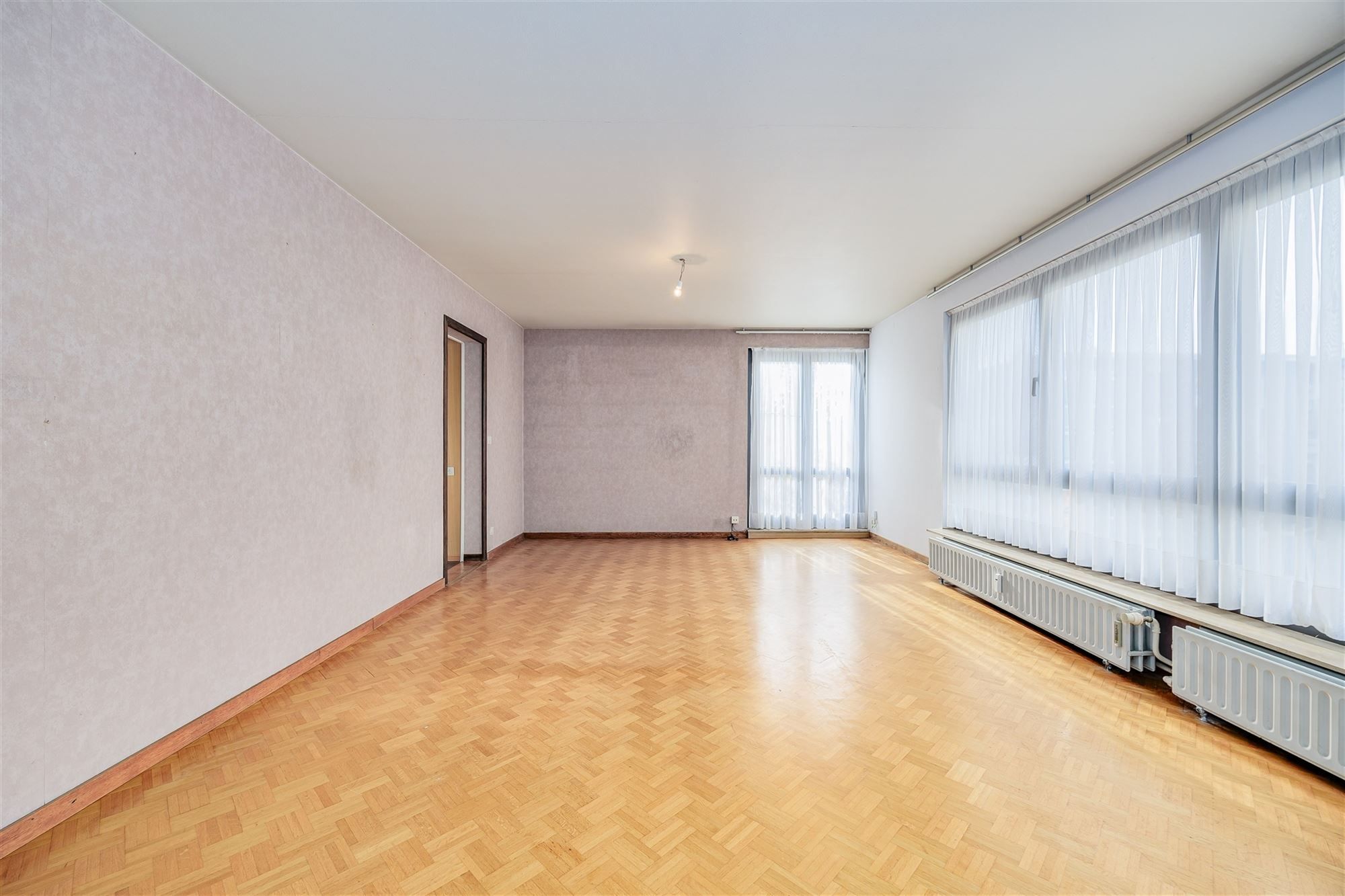 Zeer licht instapklaar appt met 3 slaapkamers en terras foto {{pictureIndex}}