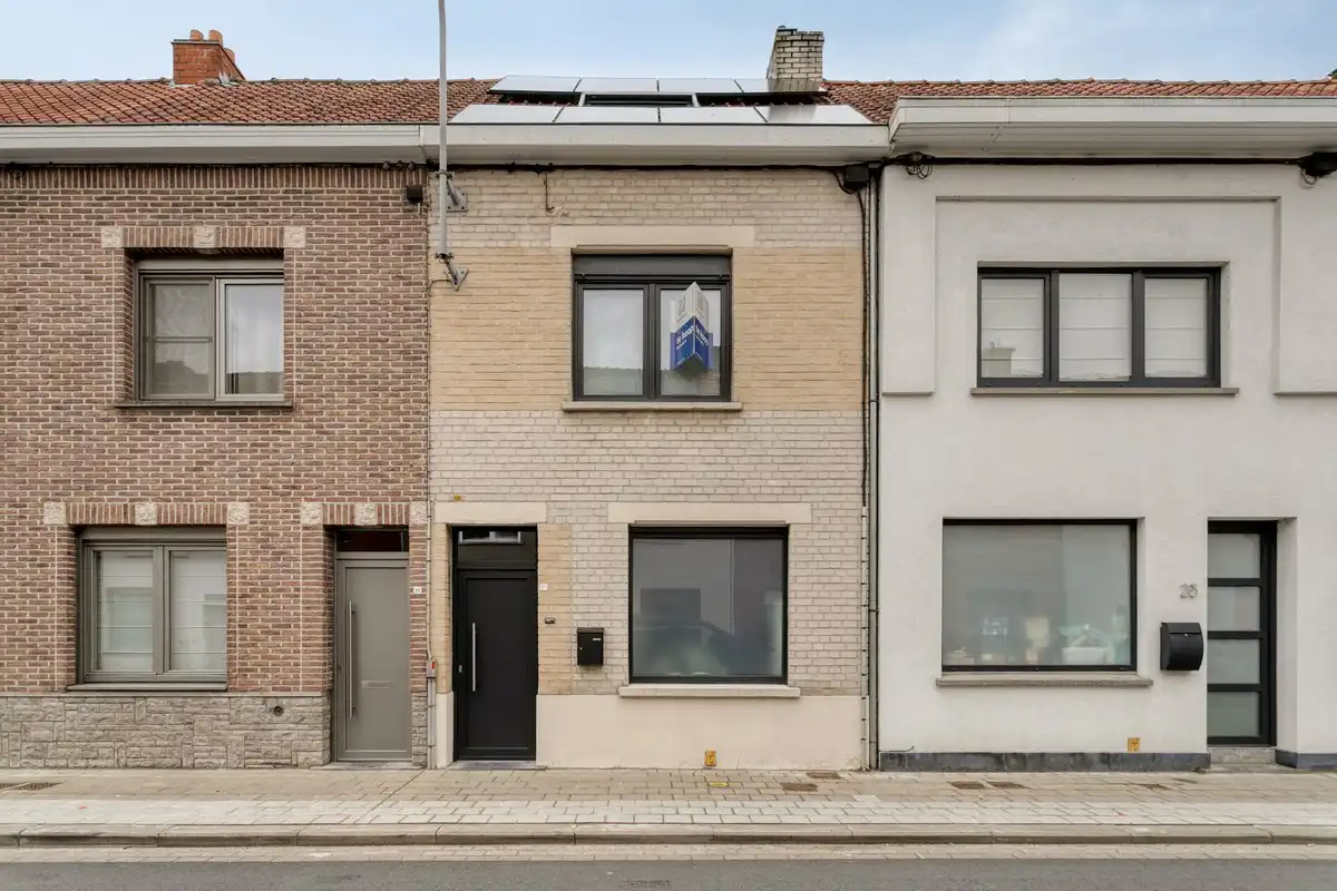 Gerenoveerde woning te koop in Heule met EPC A, conforme elektriciteit en ruime slaapkamers. foto 3