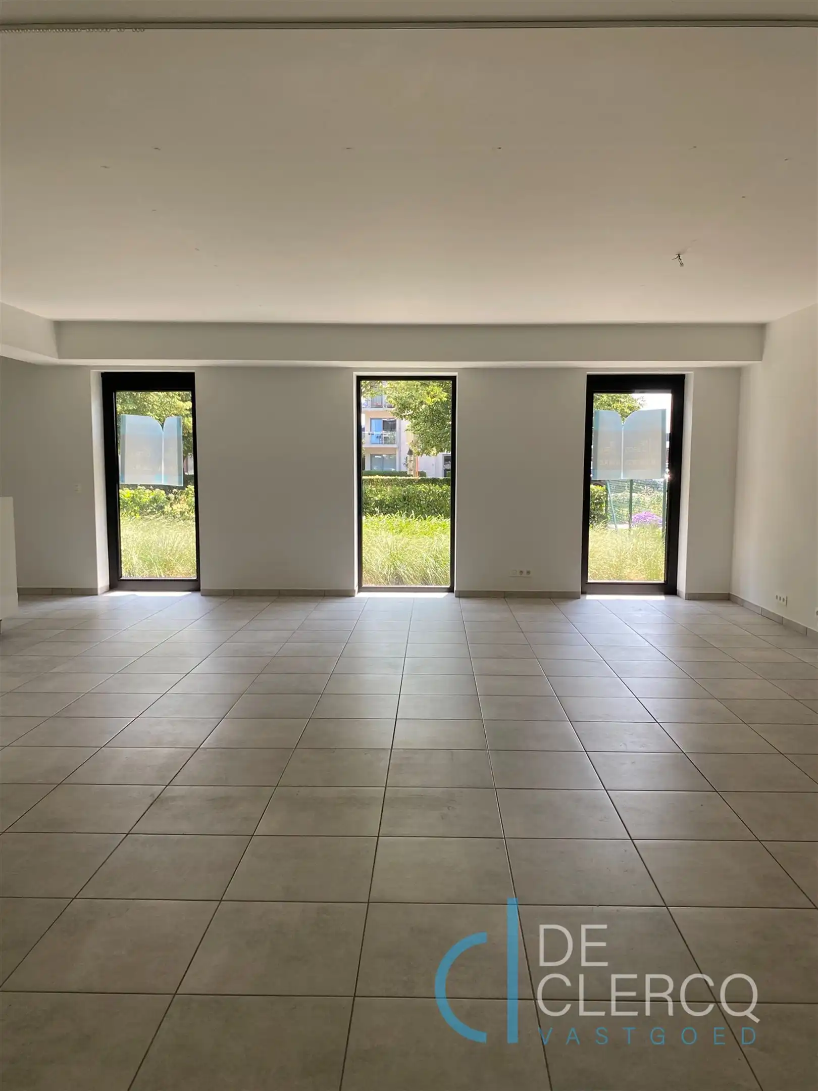 Nieuwbouw handelspand TE KOOP op toplocatie in Lochristi! foto 2