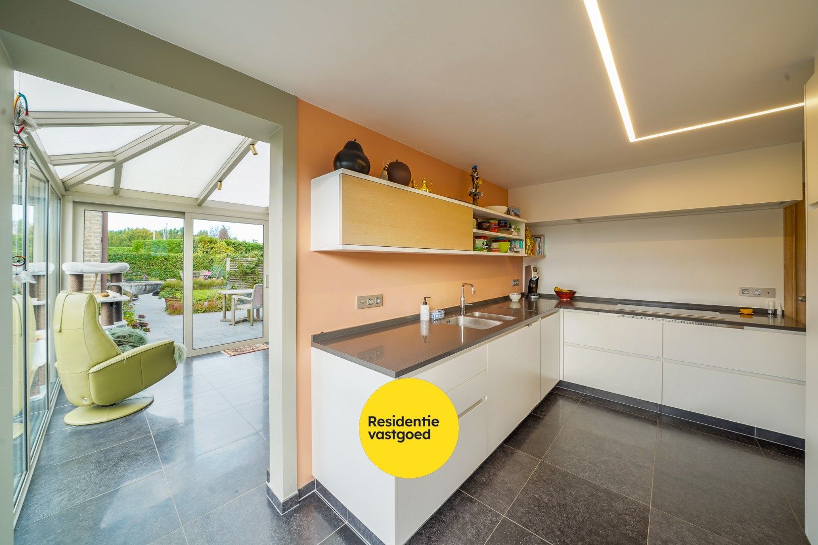 Instapklare halfopen woning met zonnige tuin, aparte garage en tuinhuis foto 10