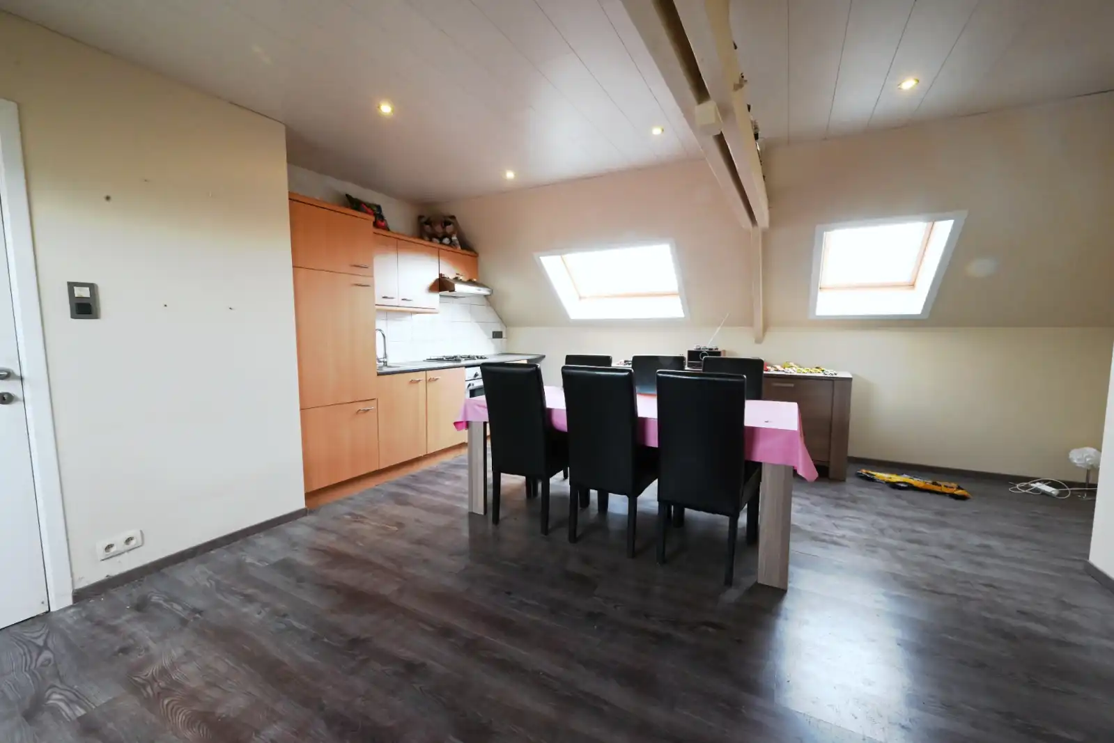 Woning (3slpk) + volledig ingerichte studio in het hartje van Ardooie! foto 10