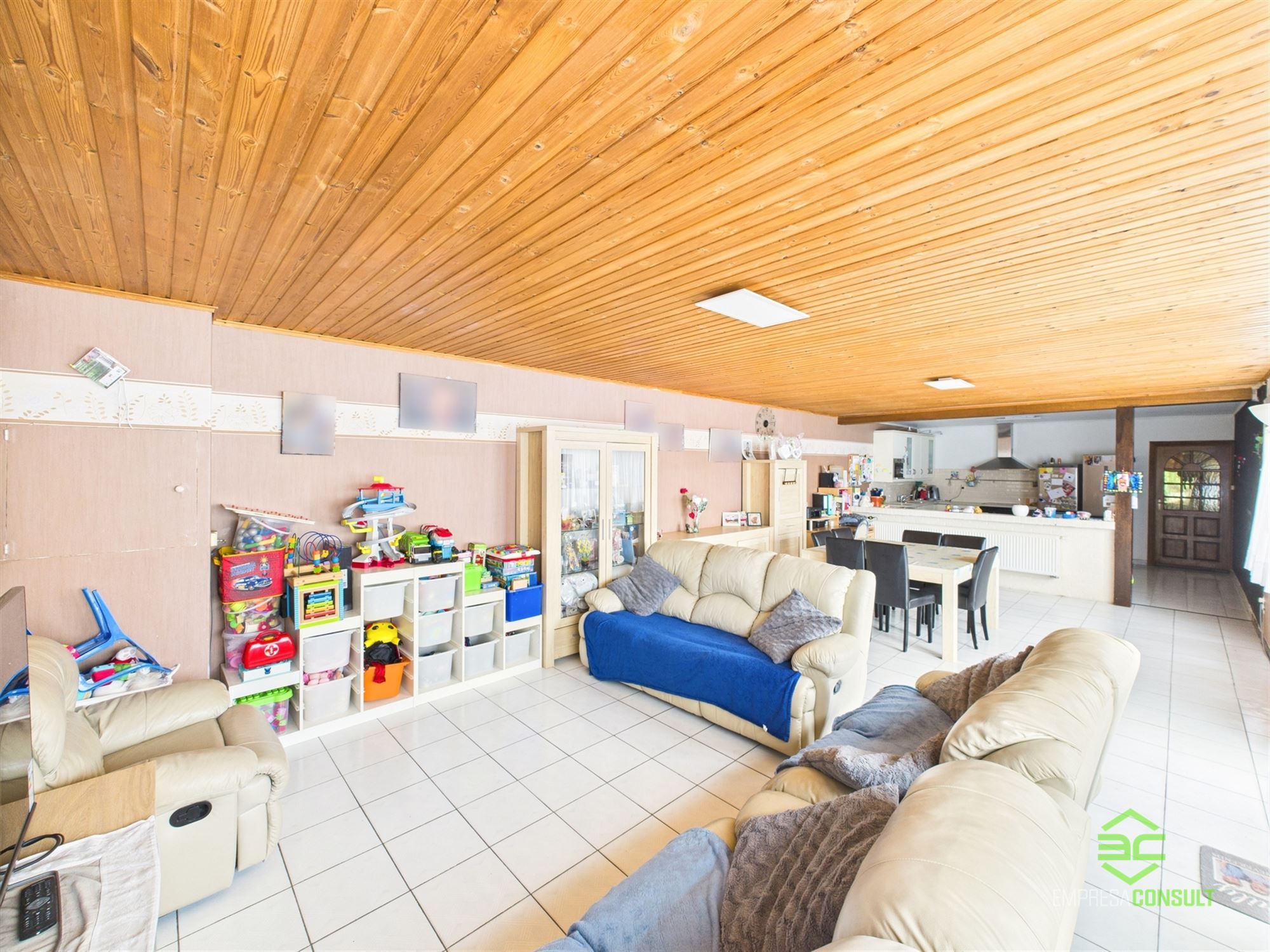 Ruime gelijkvloerse woning met 2 slpk en grote garage! foto 2