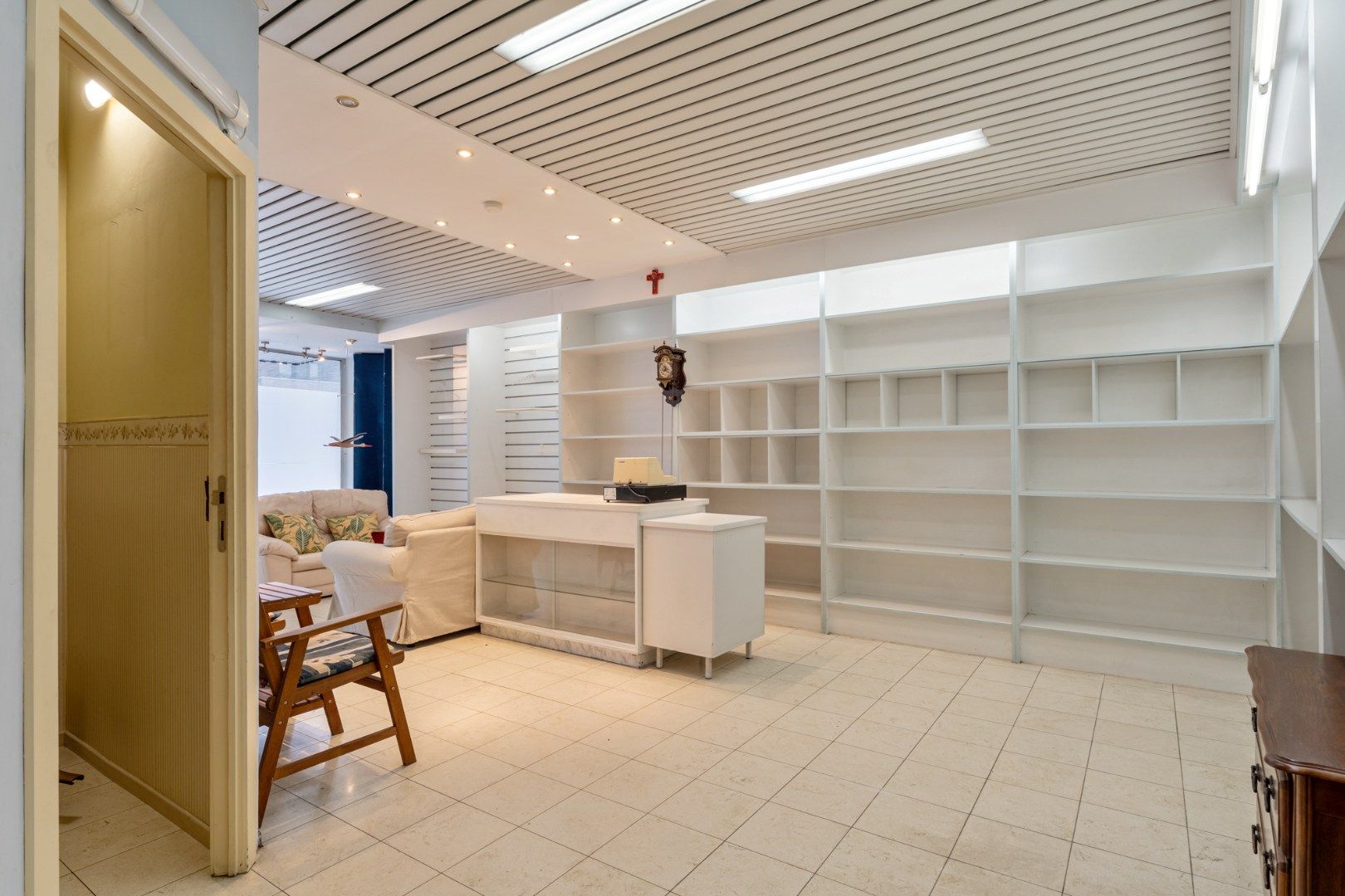 Centraal gelegen gebouw bestaande uit een handelspand op het gelijkvloers en een bovenliggend duplex-appartement! foto 7