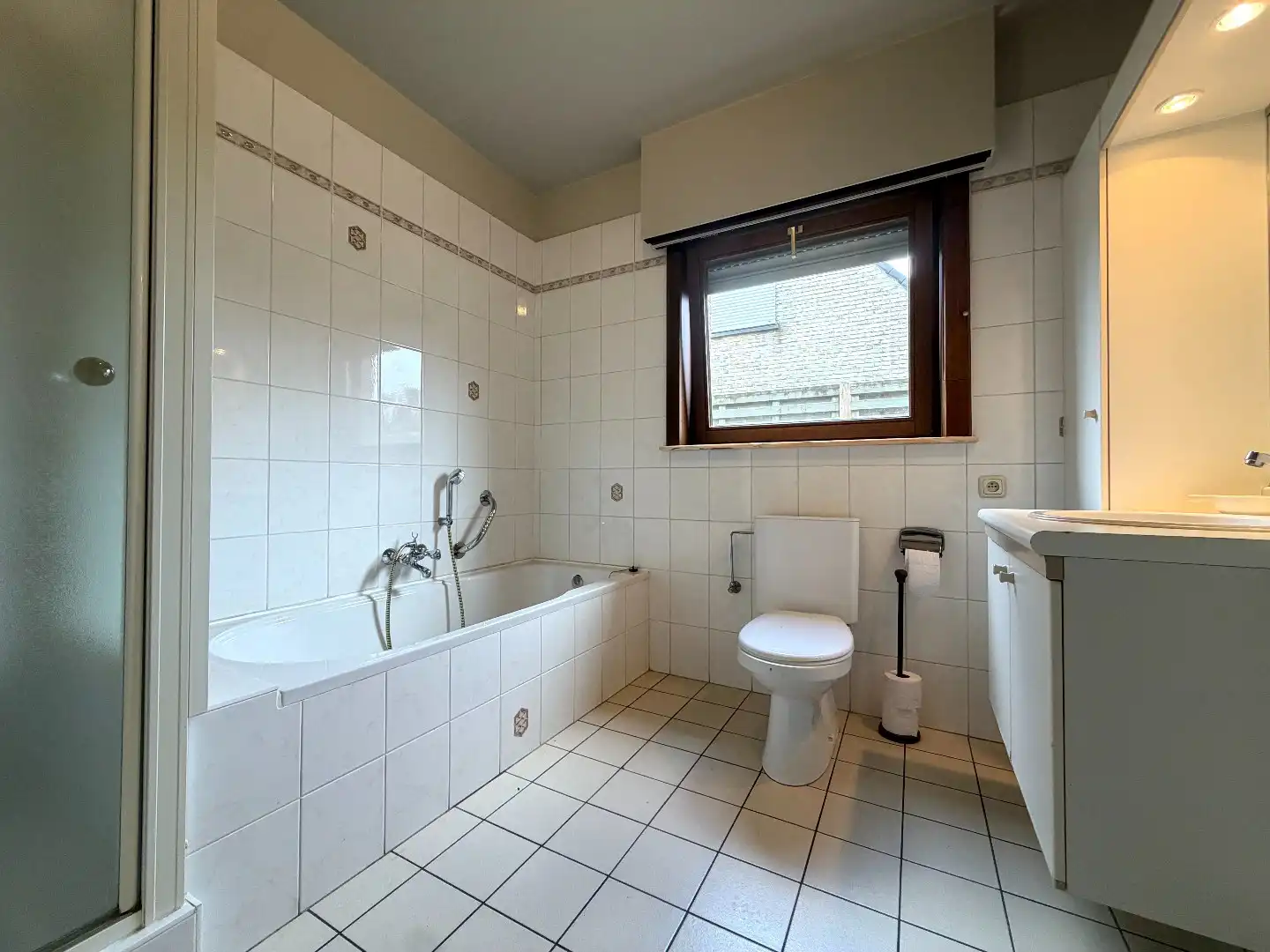 Instapklare open bebouwing met gelijkvloerse slaap- en badkamer en drie slaapkamers op verdiep. foto 12
