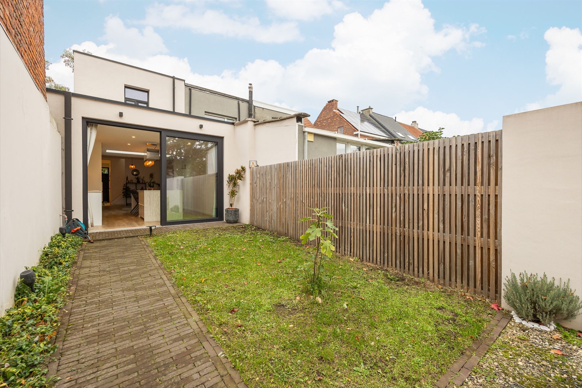 Modern gerenoveerde woning met 2 slpkmrs. en tuin foto 19