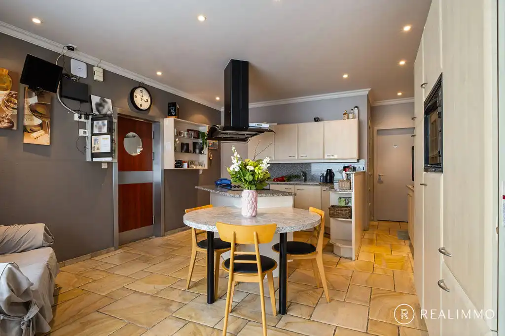 Veelzijdig handelspand met woonst op topligging in hartje Moen foto 12