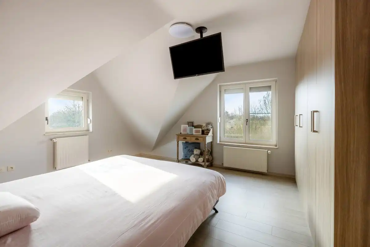 Instapklare villa met 3 slaapkamers, grote bureelkamer en garages foto 26