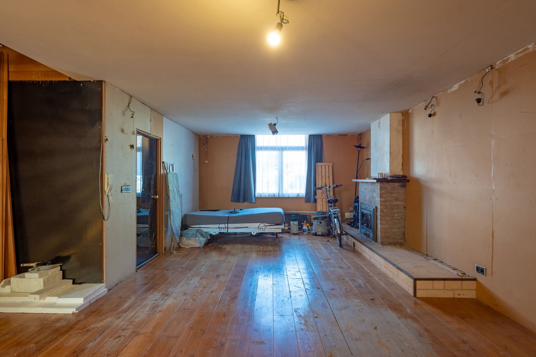 Te renoveren woning met handige zij-ingang en grote tuin foto 6