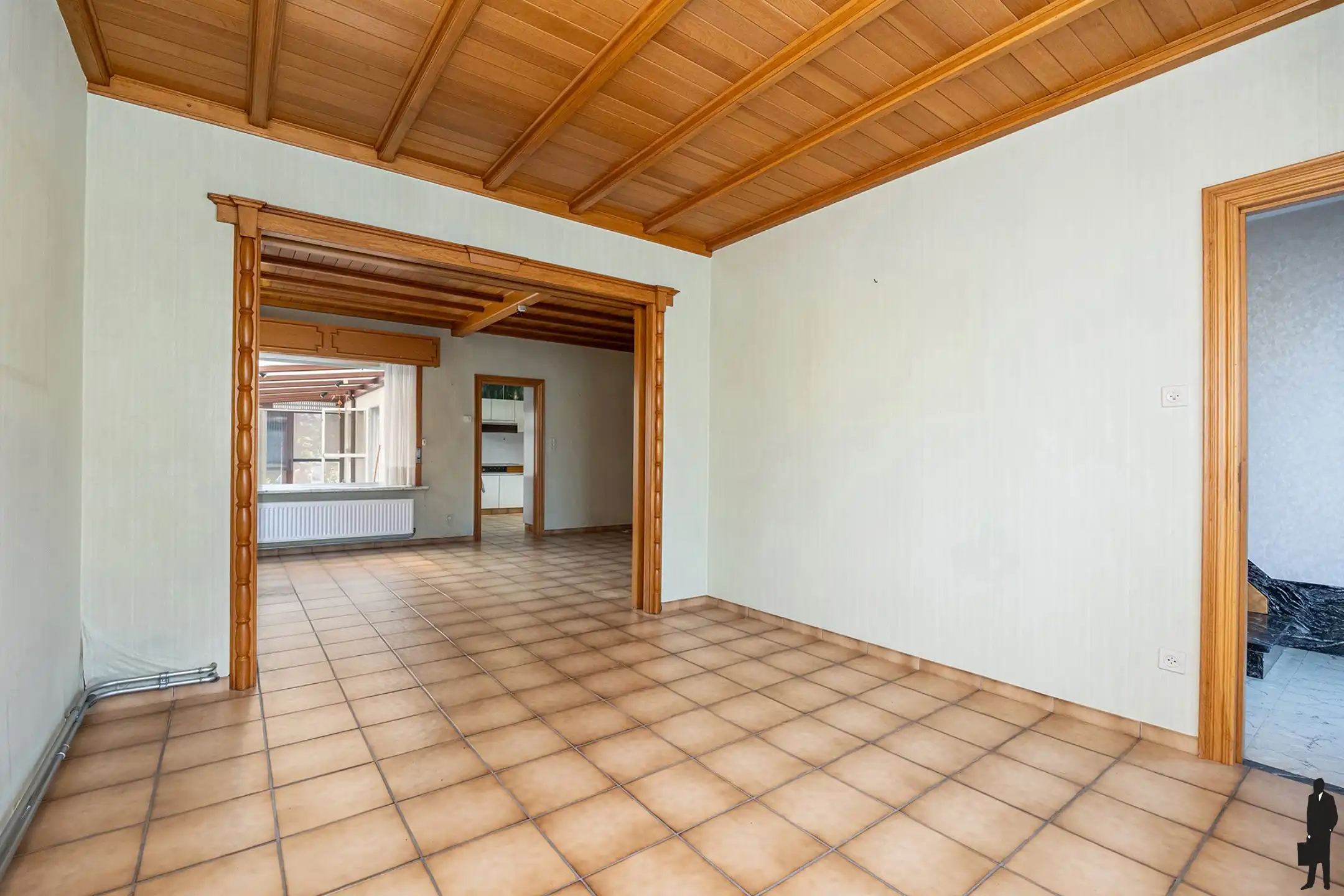 Gezinswoning met veranda, garage en tuin op topligging  foto 3