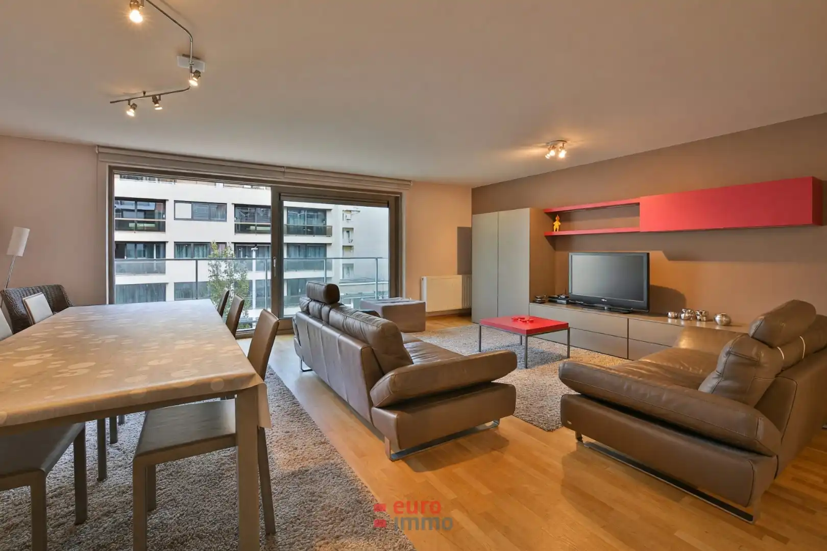 Vastgoedklepper in onze bruisende winkelstraat! foto {{pictureIndex}}