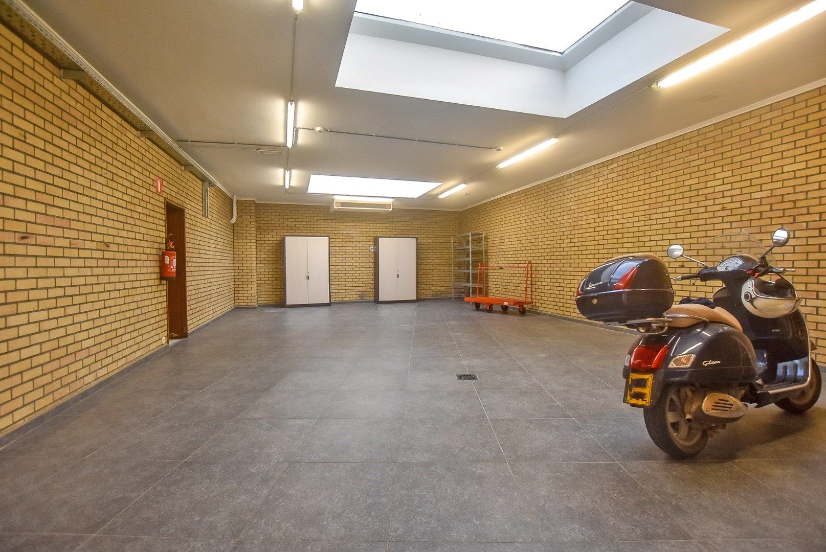 Gerenoveerd ruim handelsgelijkvloers te huur (324m²) in het centrum van Diksmuide.  foto 8