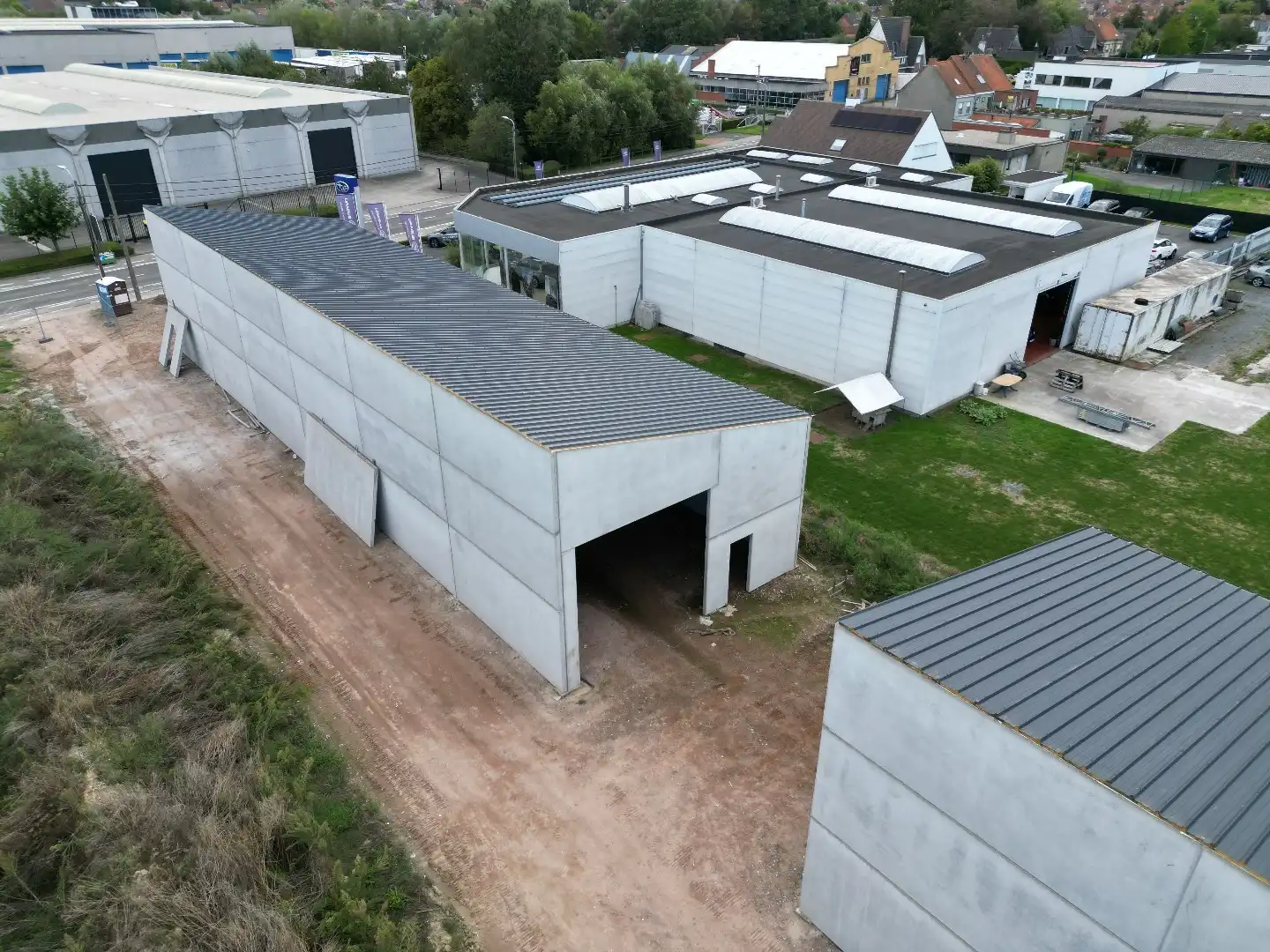 Loods B te huur – 180 m² KMO-zone Ardopoort te Roeselare foto {{pictureIndex}}