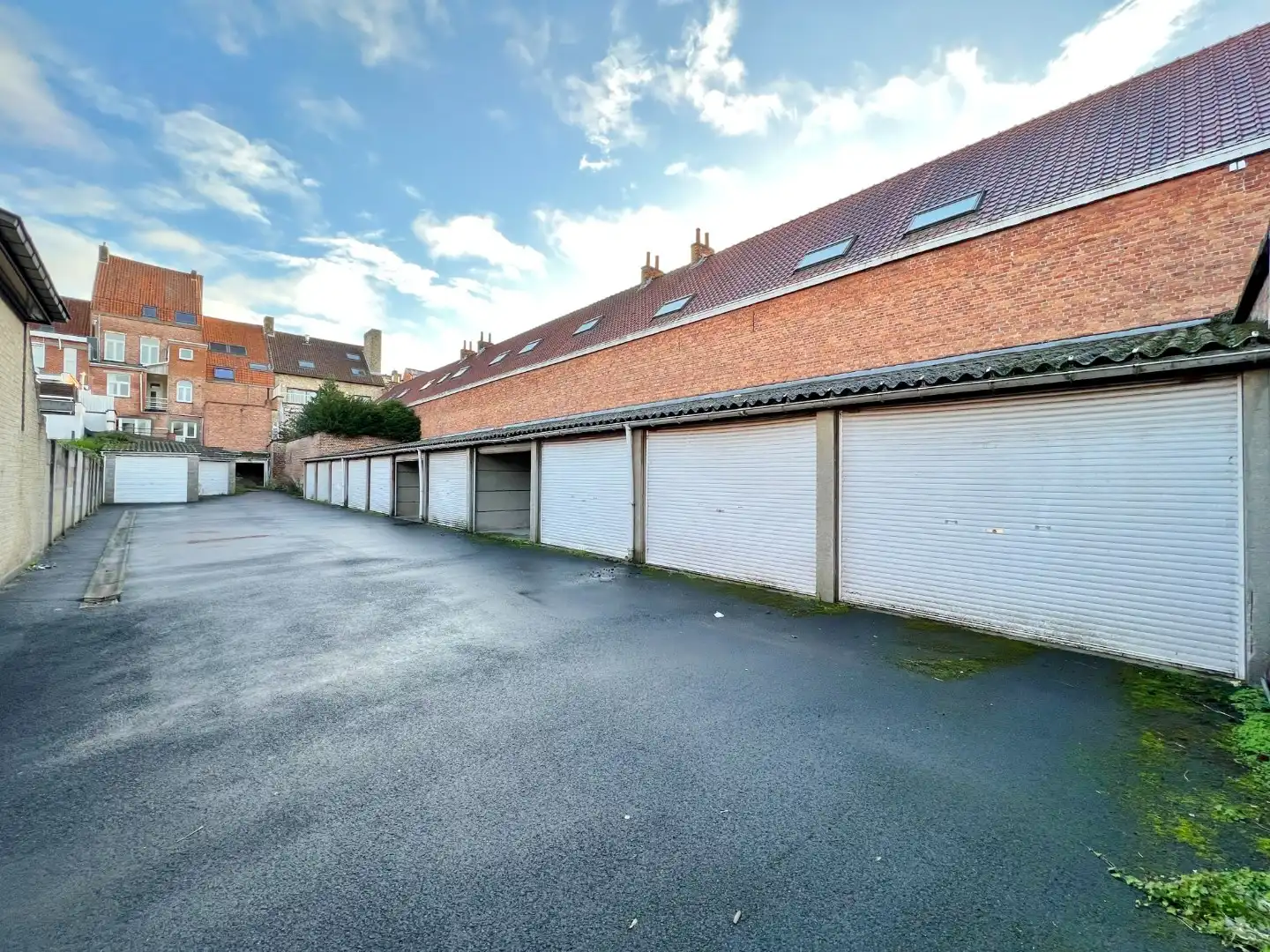 Zeer centraal gelegen garagebox foto {{pictureIndex}}