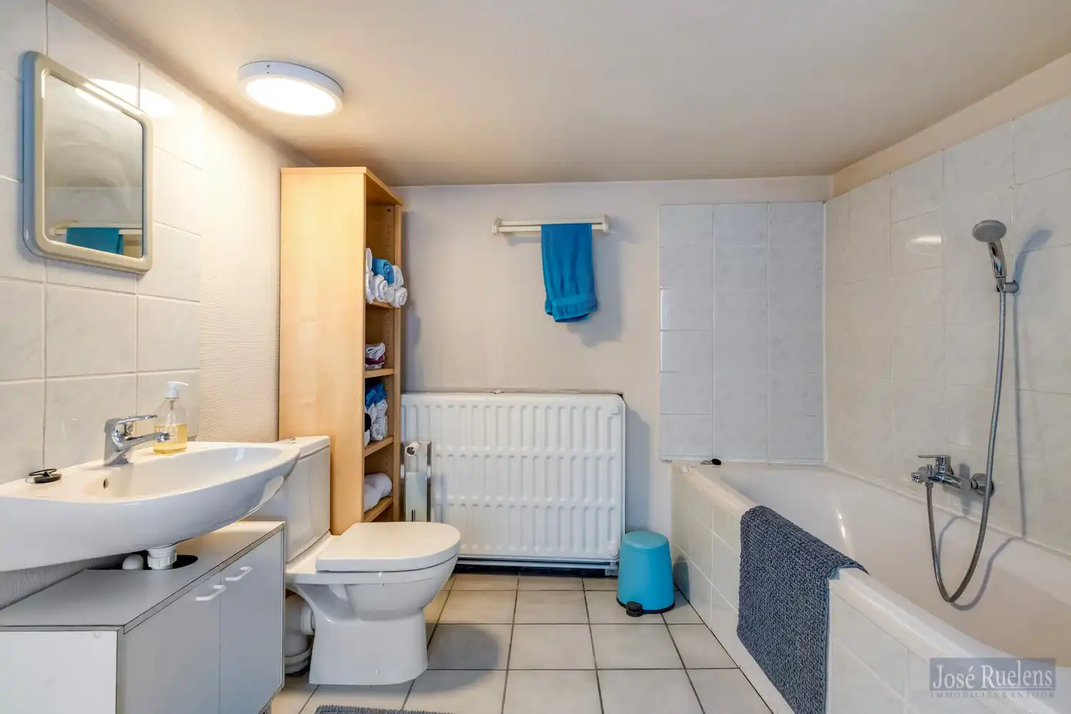 Goede gelegen gezinswoning met zij-ingang en grote tuin. foto 14