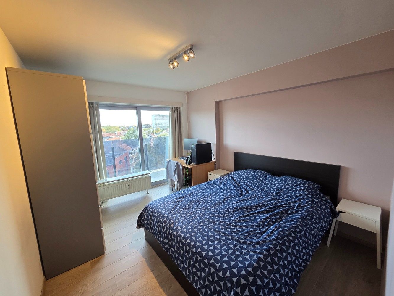 Volledig gerenoveerd tweeslaapkamer appartement inclusief garagebox en terras op toplocatie! foto 9