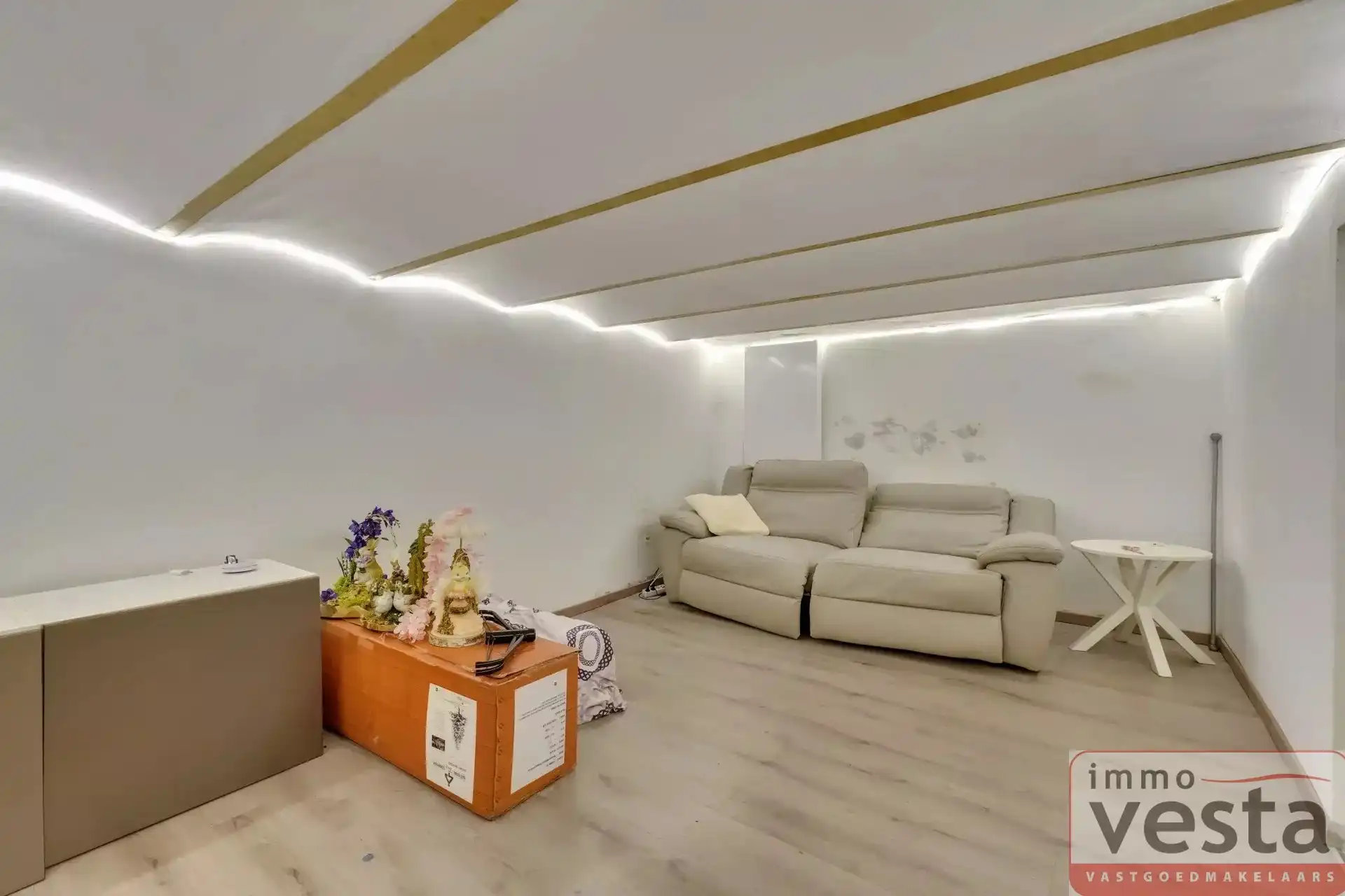 Goedgelegen, volledig gerenoveerd handelspand met woonst foto 8