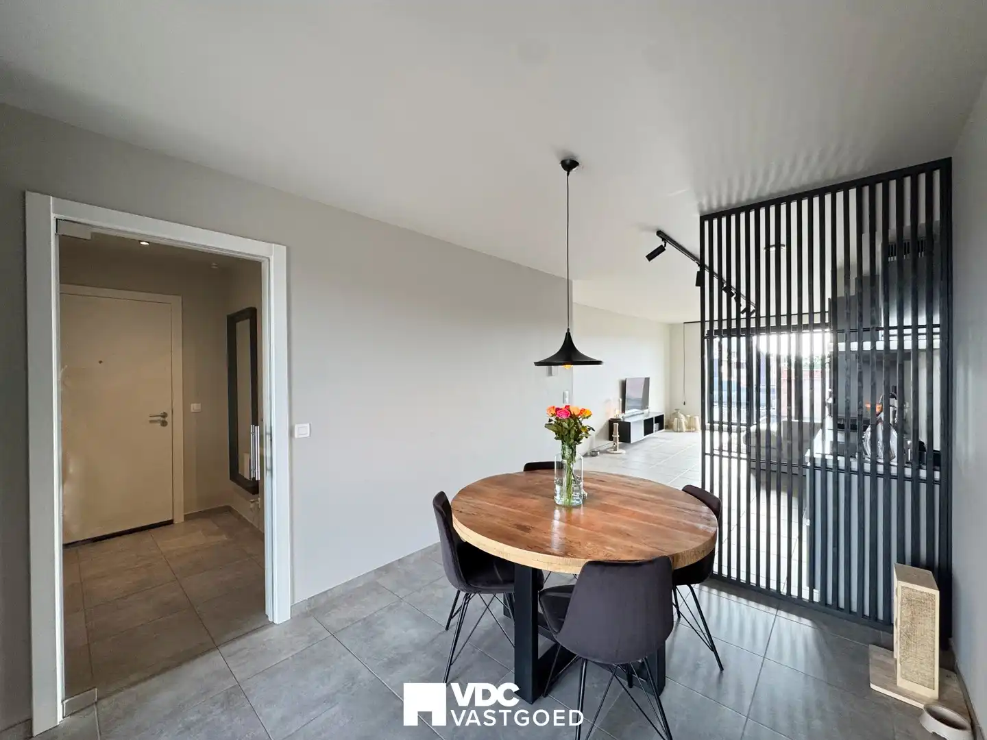 Modern 1-slaapkamerappartement met terras en autostaanplaats in hartje Leopoldsburg foto 3